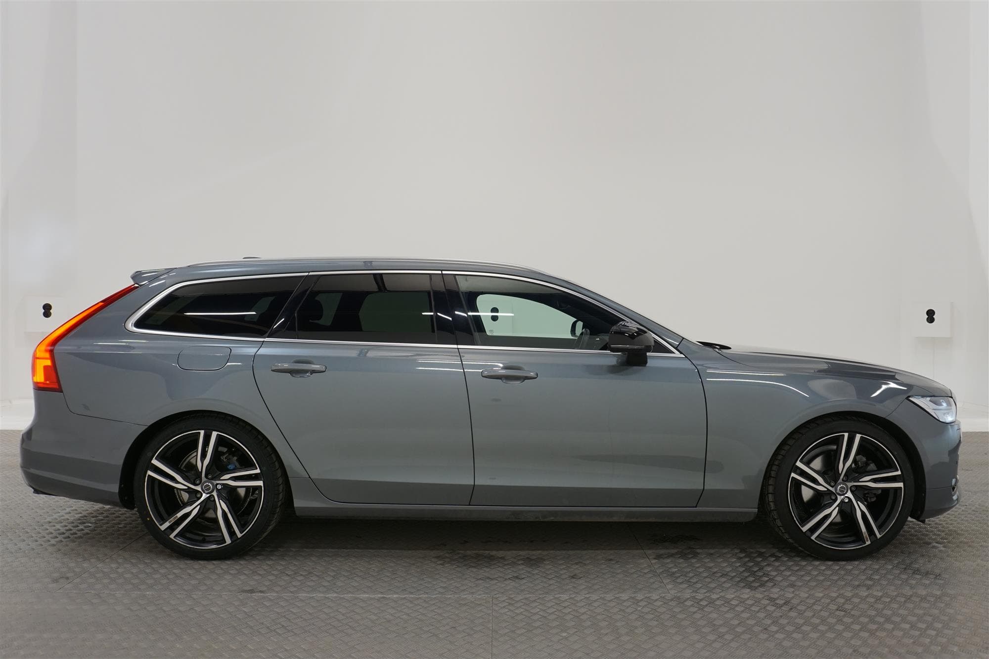 Volvo V90 T5 250hk R Design VOC B-Värm Navi BLIS Drag