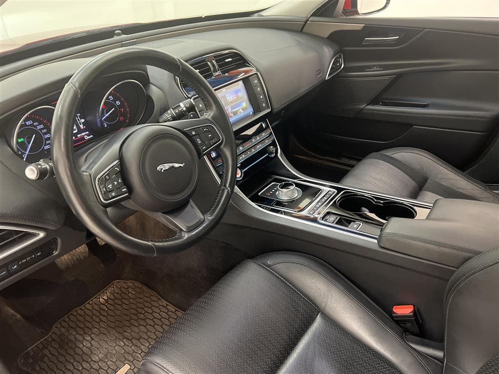 Jaguar XE 2.5T 240hk Navi B-kam Välservad Keyless 0,75l/milinteriör