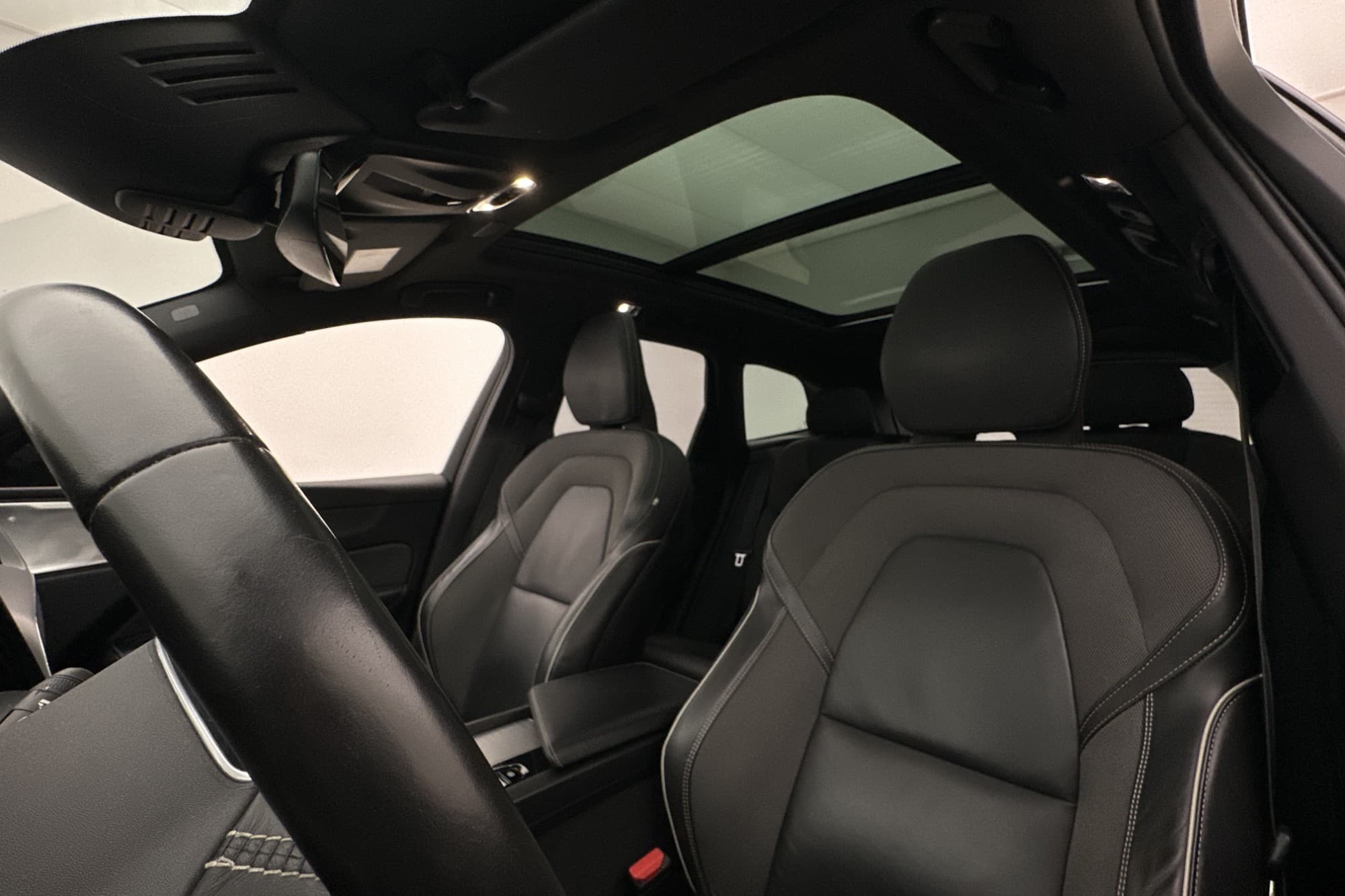 Volvo XC60 Recharge T6 AWD R-Design B&W Värmare HUD MOMS