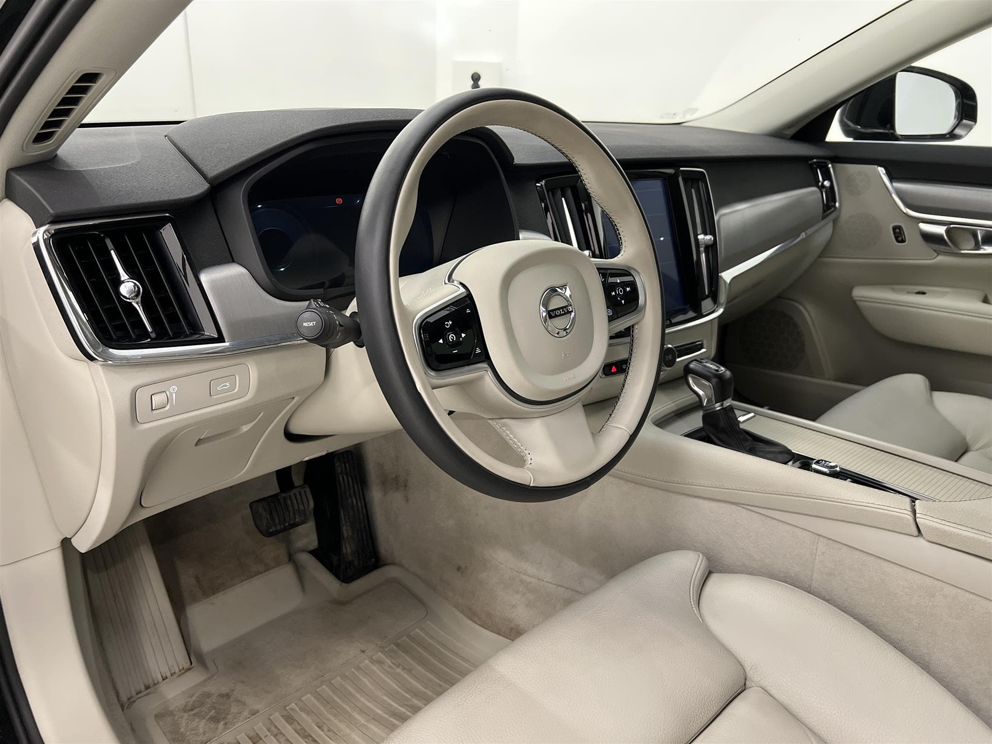 Volvo V90 D3 AWD 150hk Momentum Advanced VOC D-Värm Drag