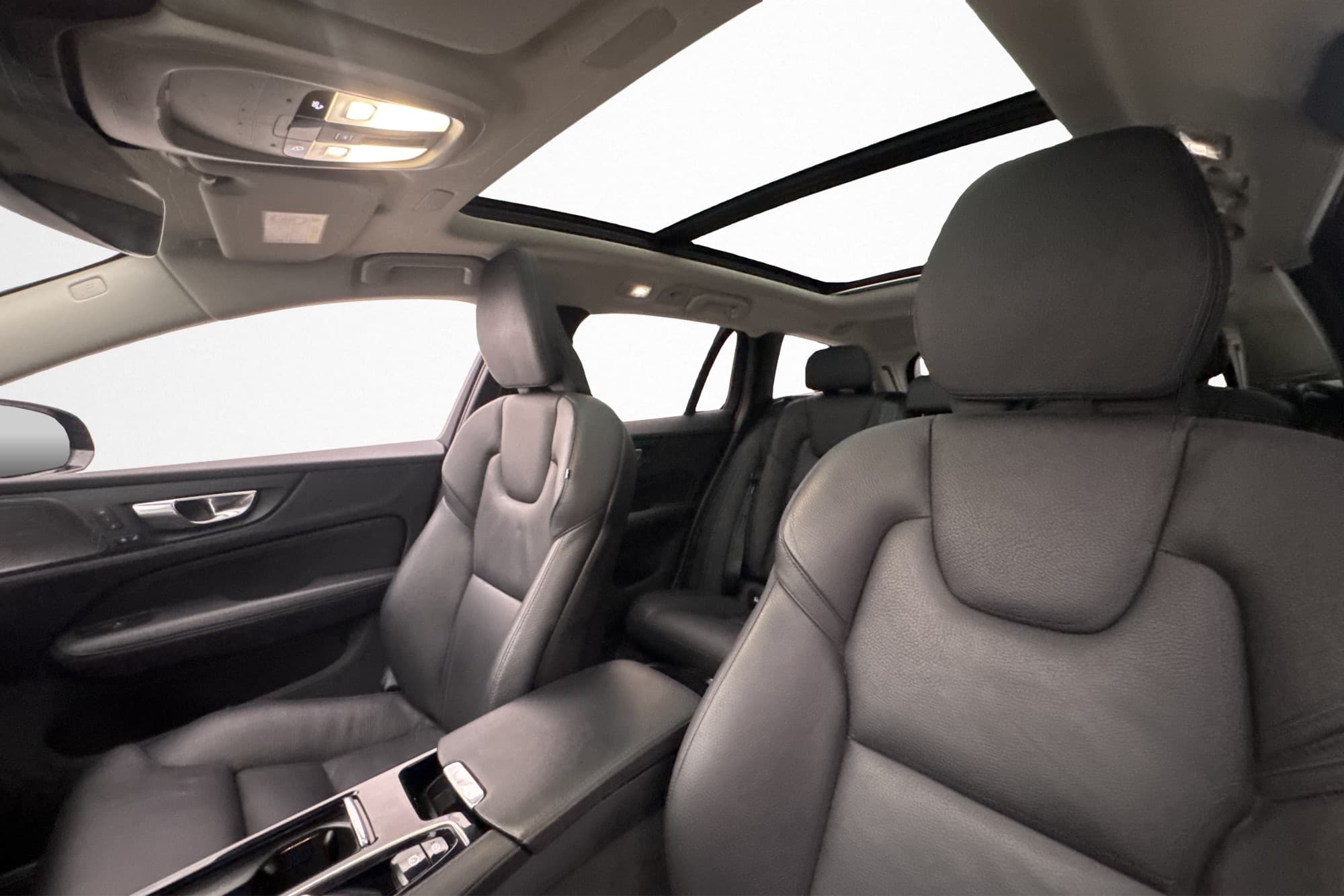 Volvo V60 Recharge T6 AWD Ultimate Dark Pano H/K Skinn MOMS