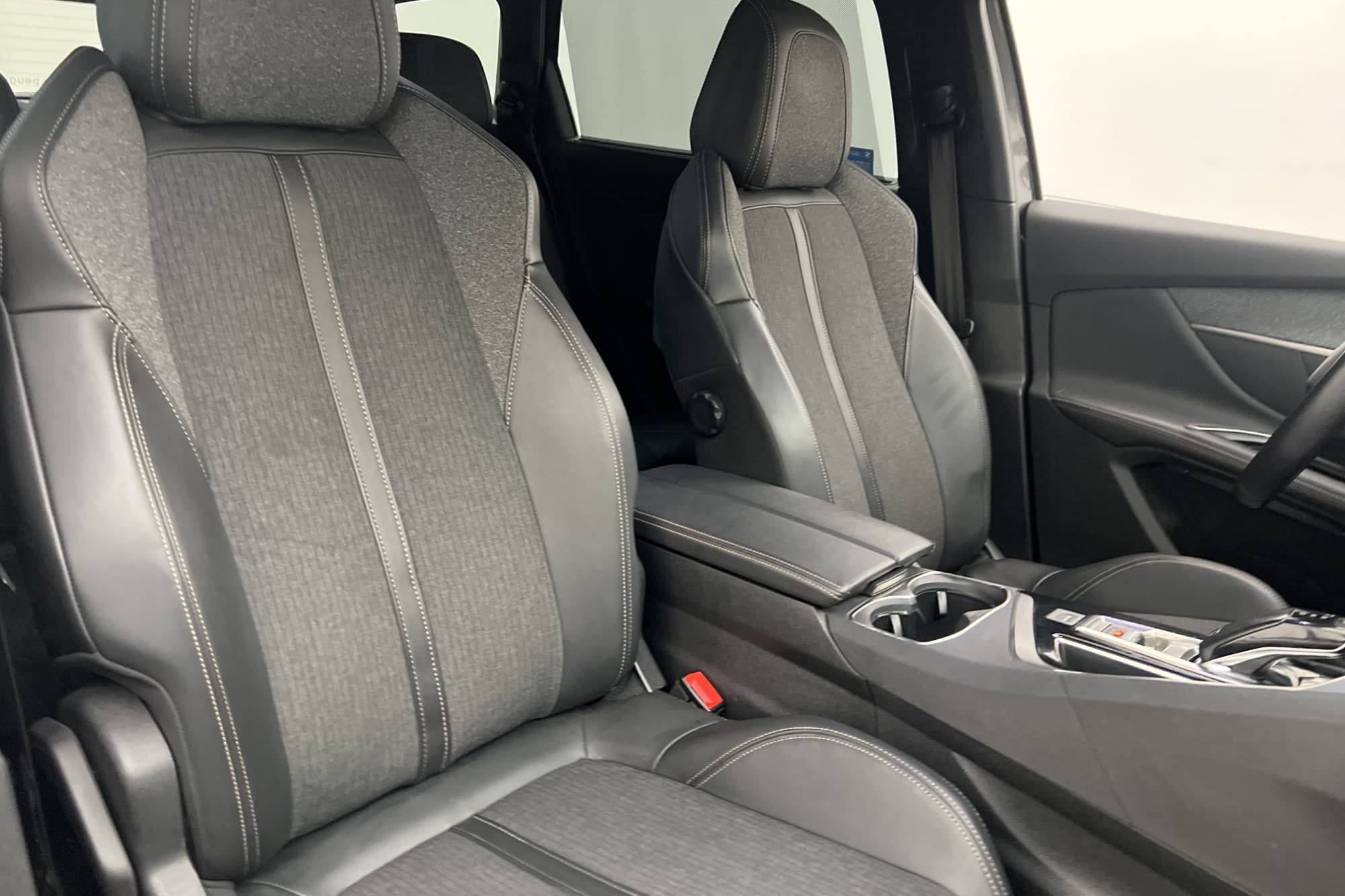 Peugeot 5008 180hk GT-Line 7-Sits Dragkrok CarPlay Sensorer