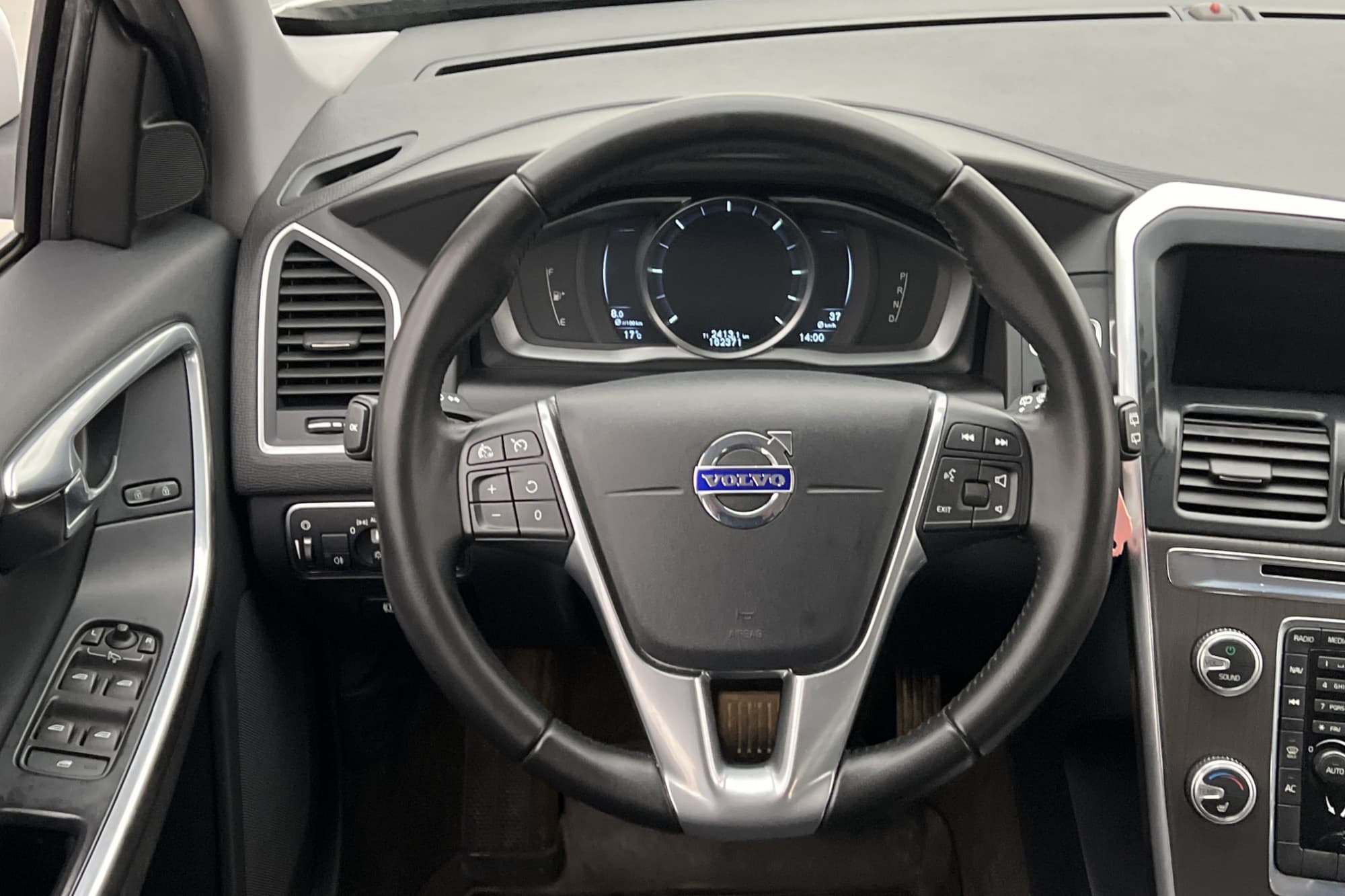 Volvo XC60 D4 AWD Momentum D-Värmare Halvskinn Sensorer Drag