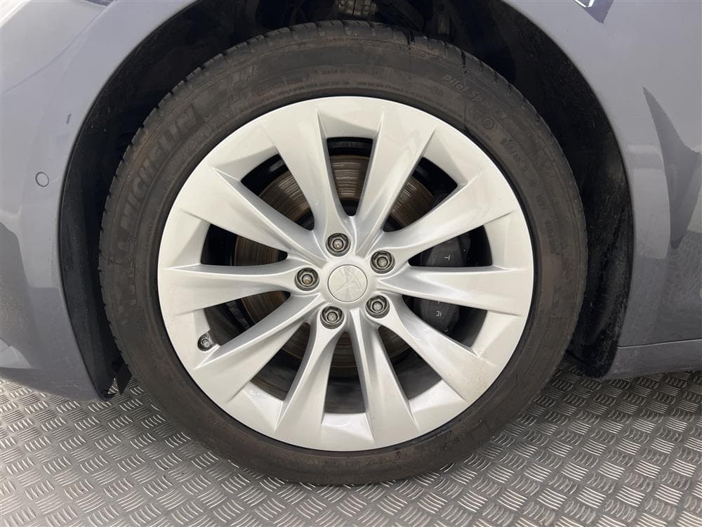 Tesla Model S Long Range AWD Luftfjädring Pano Moms FSDinteriör