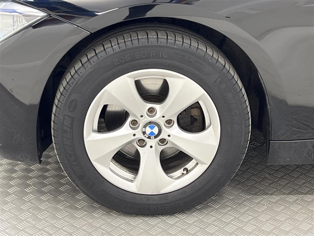 BMW 320 d xDrive Modern Line Motorvärmare Drag Keyless Skinninteriör