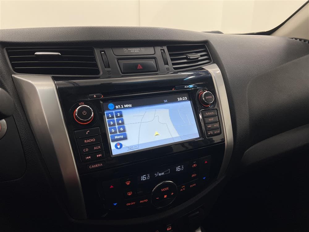 Nissan Navara 2.3 dCi Tekna 4x4 Eu6 190hk Diff Moms interiör