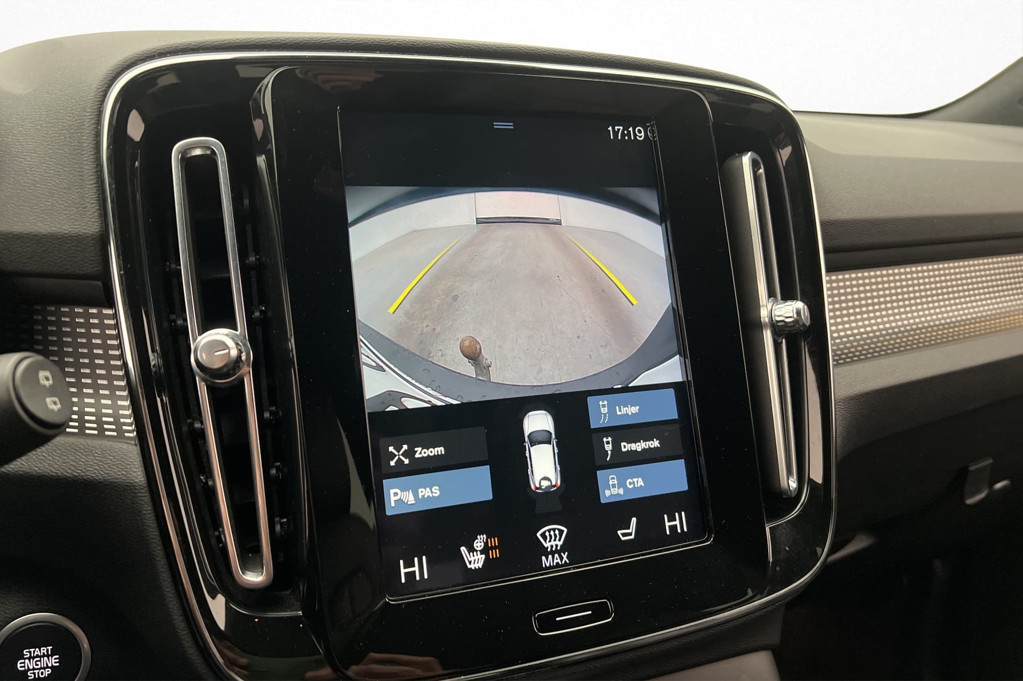 Volvo XC40 Recharge T4 R-Design Värm Kamera H/K CarPlay Drag