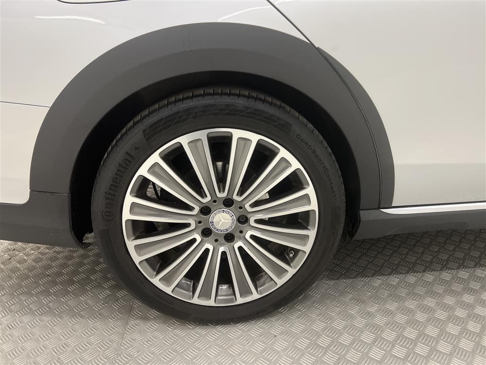 Mercedes-Benz E 220d 4M All-T 194hk D-värm Burmester 360°interiör