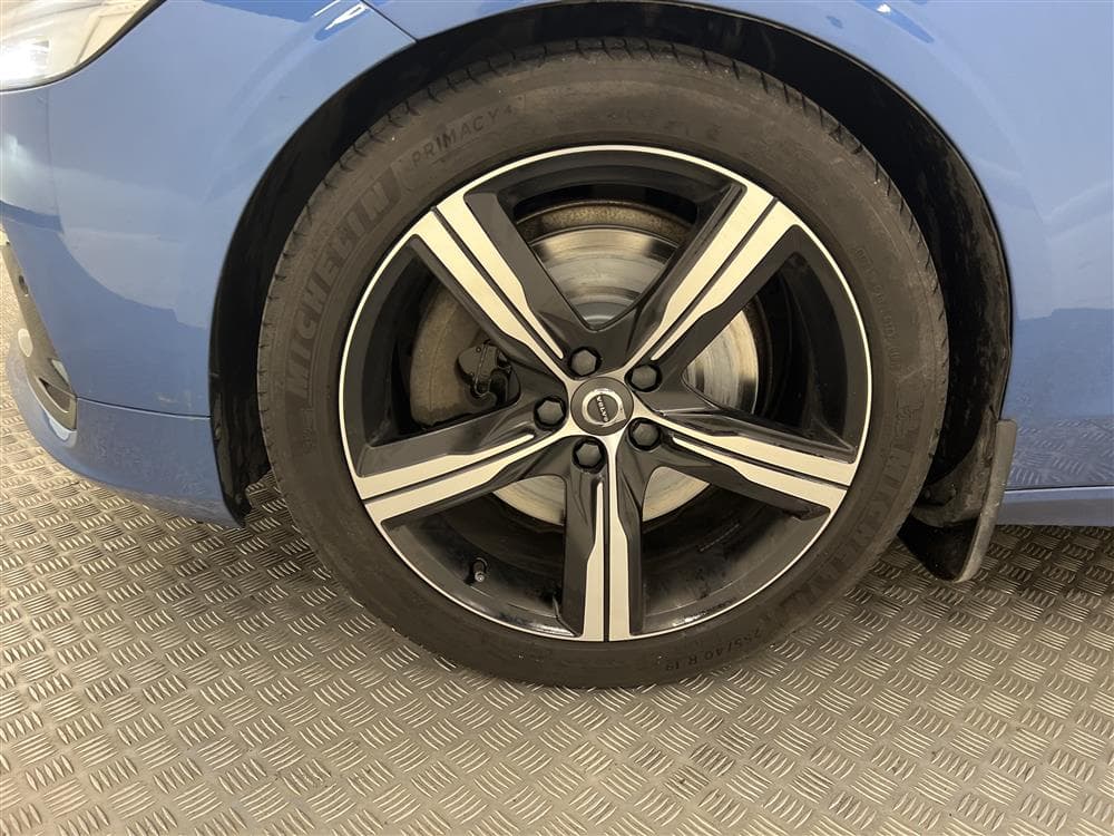 Volvo V90 D5 AWD 235hk R-Design B&W GPS HUD 360° Värmare 