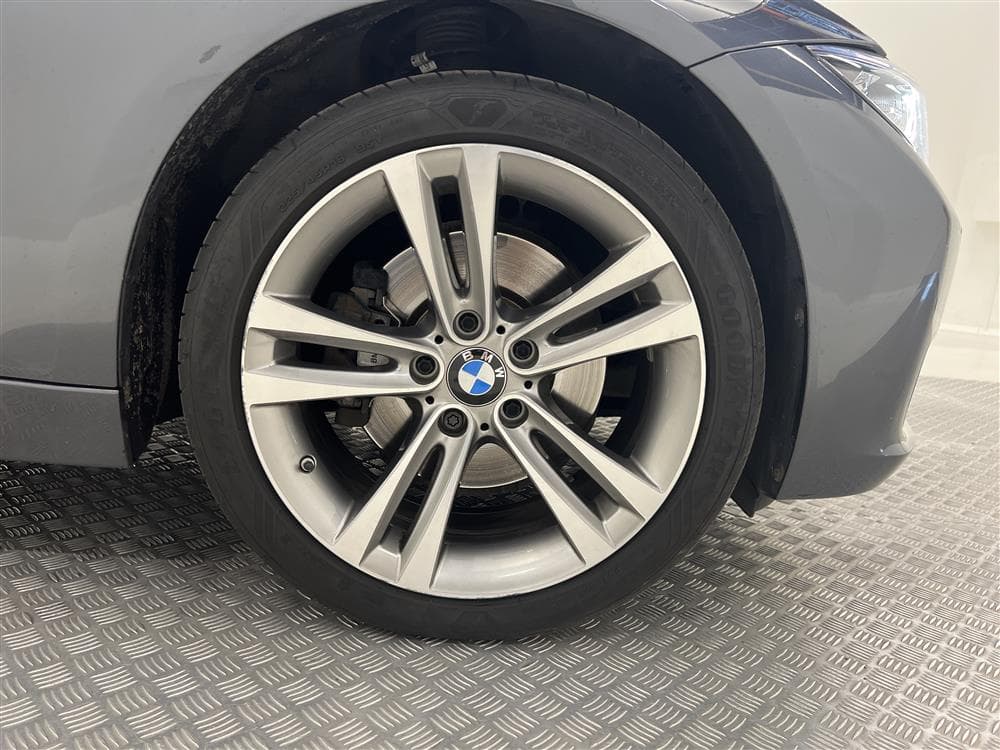 BMW 330 d xDrive Sport Line Panorama Harman/Kardon M-Rattinteriör