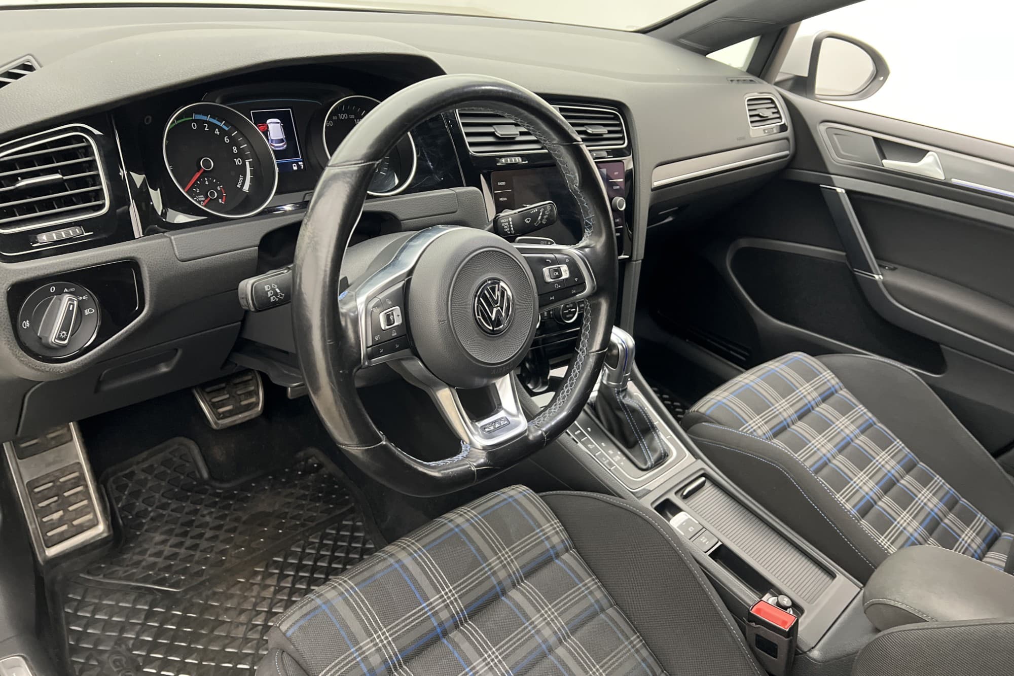 Volkswagen Golf GTE 204hk Värmare CarPlay P-Sensorer