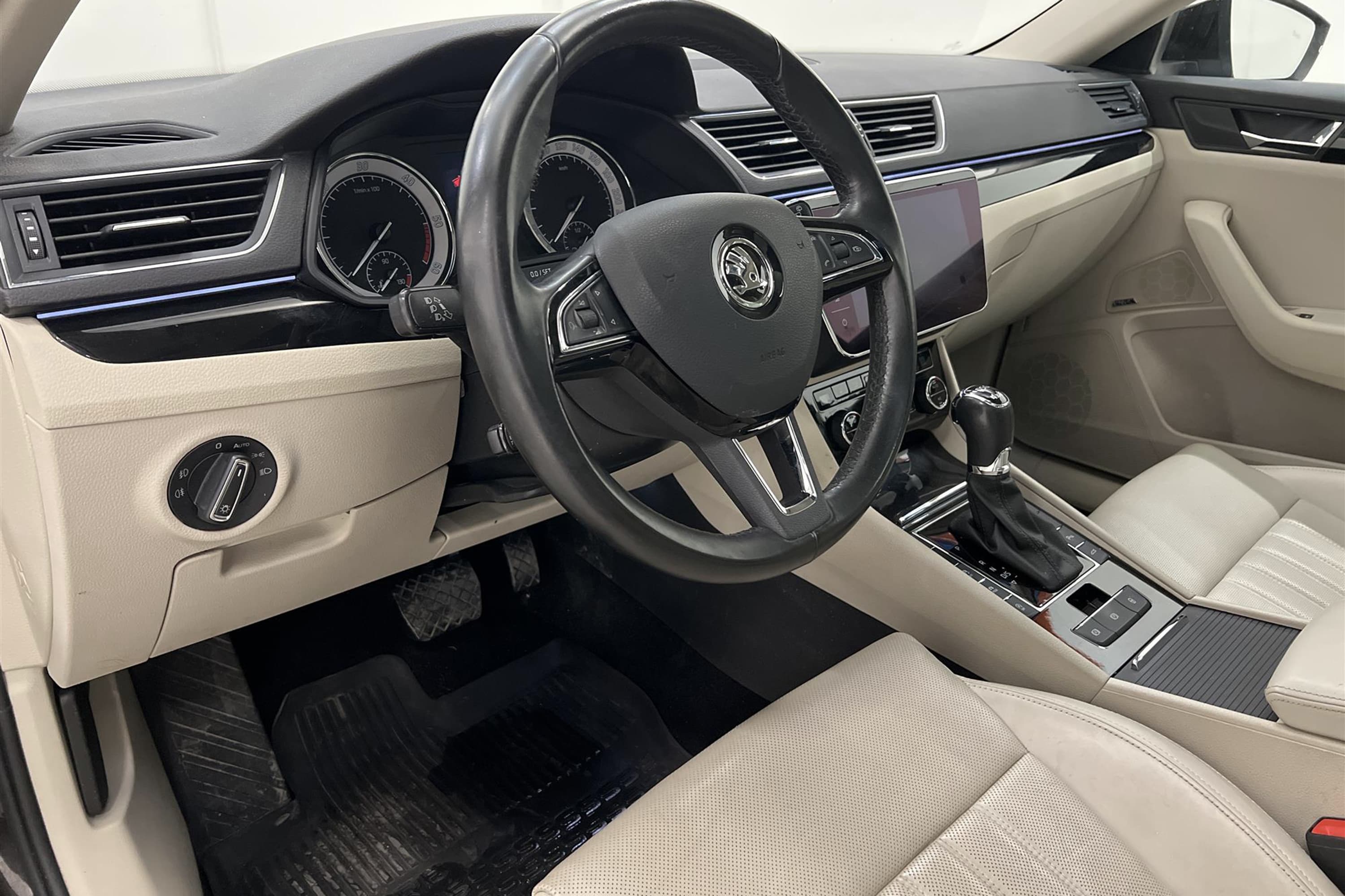 Skoda Superb Kombi 2.0 TDI 4x4 190hk L&K Värmare Pano Drag