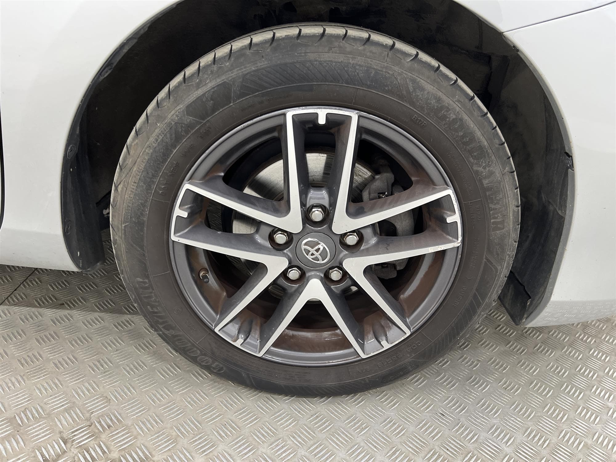 Toyota Auris Hybrid e-CVT 136hk 2 Brukare B-Kam