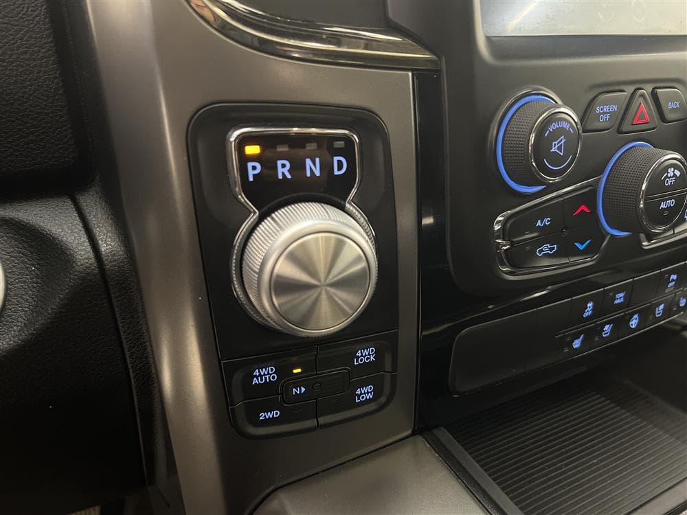 Dodge Ram Sport 5.7 Hemi 4WD 401hk Breddare Taklucka Moms interiör