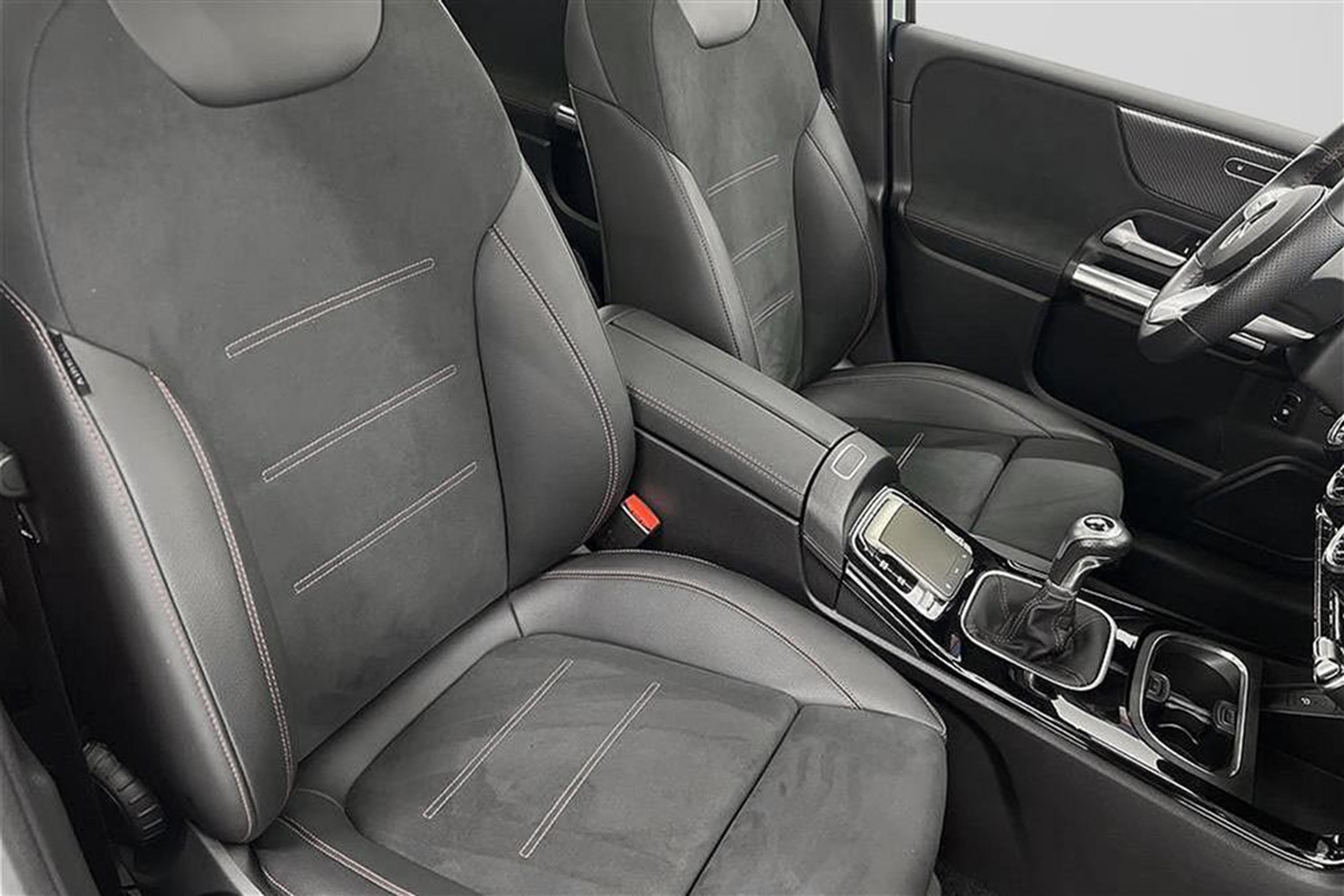 Mercedes-Benz B 200 AMG Panorama Kamera Dragkrok Naviinteriör