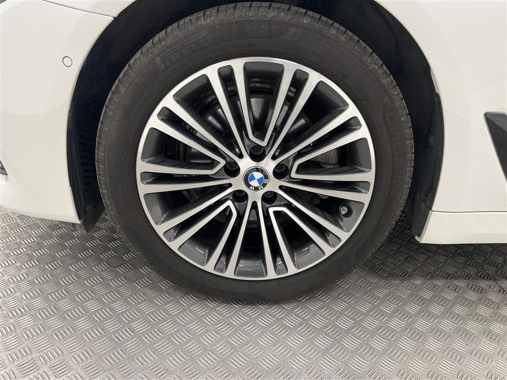 BMW 520d xDrive 190hk Sportline Navi B-kam LÅGSKATTinteriör