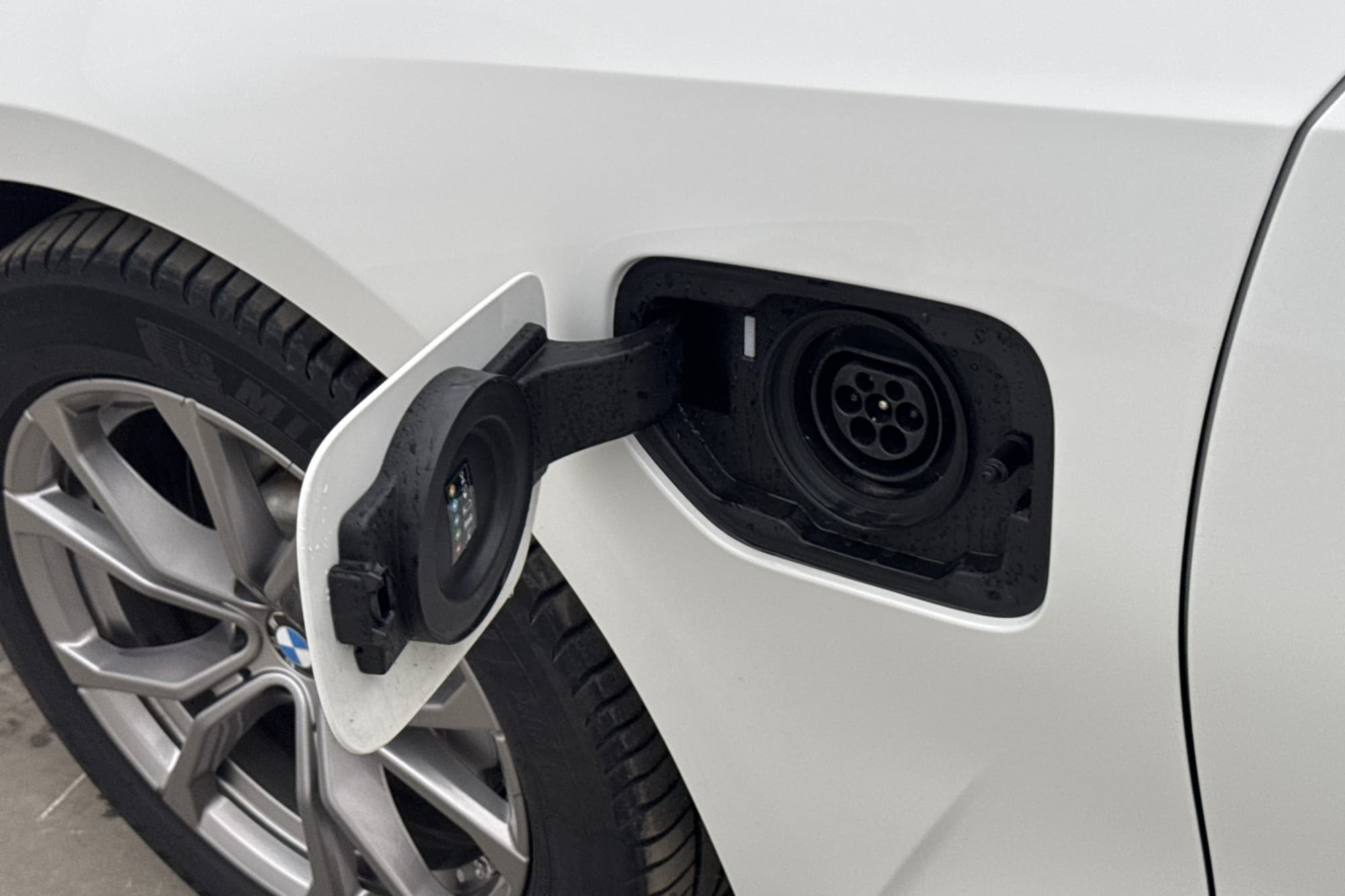 BMW 330e 292hk Sport Line Halvskinn Navi Ambient Sensorer