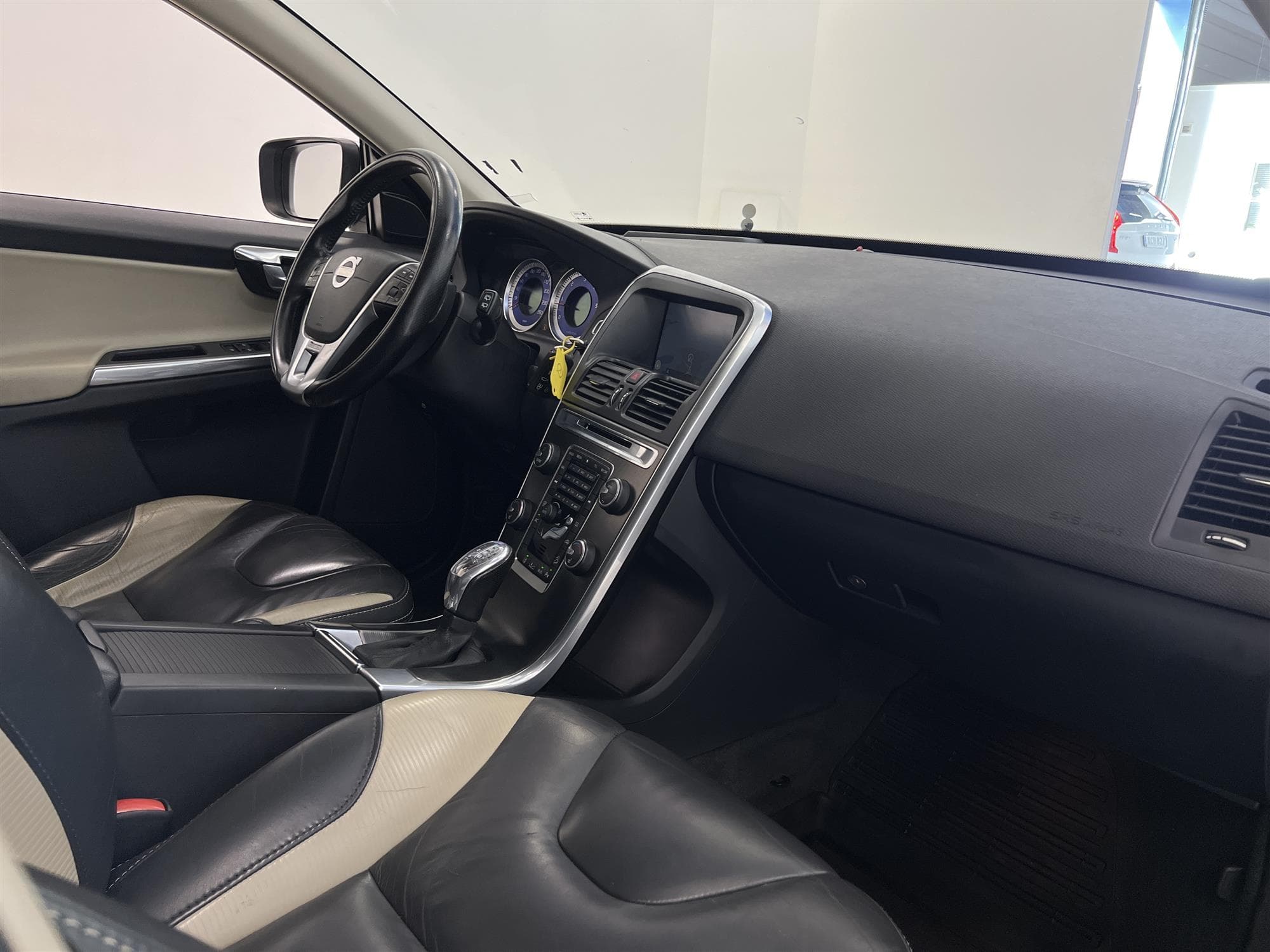 Volvo XC60 D4 AWD 163hk R Design Voc D-Värm Pano Navi BLIS