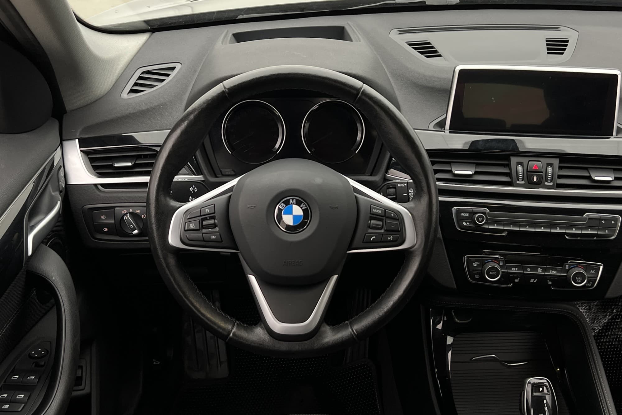 BMW X1 xDrive20d Sport line HUD Navigation Sensorer Rattvärm