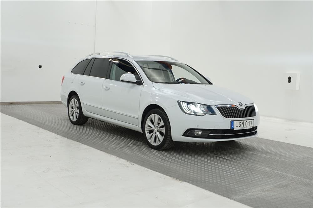 Skoda Superb 2.0 TDI 170hk Värmare Navi Drag 0,54l/milexteriör