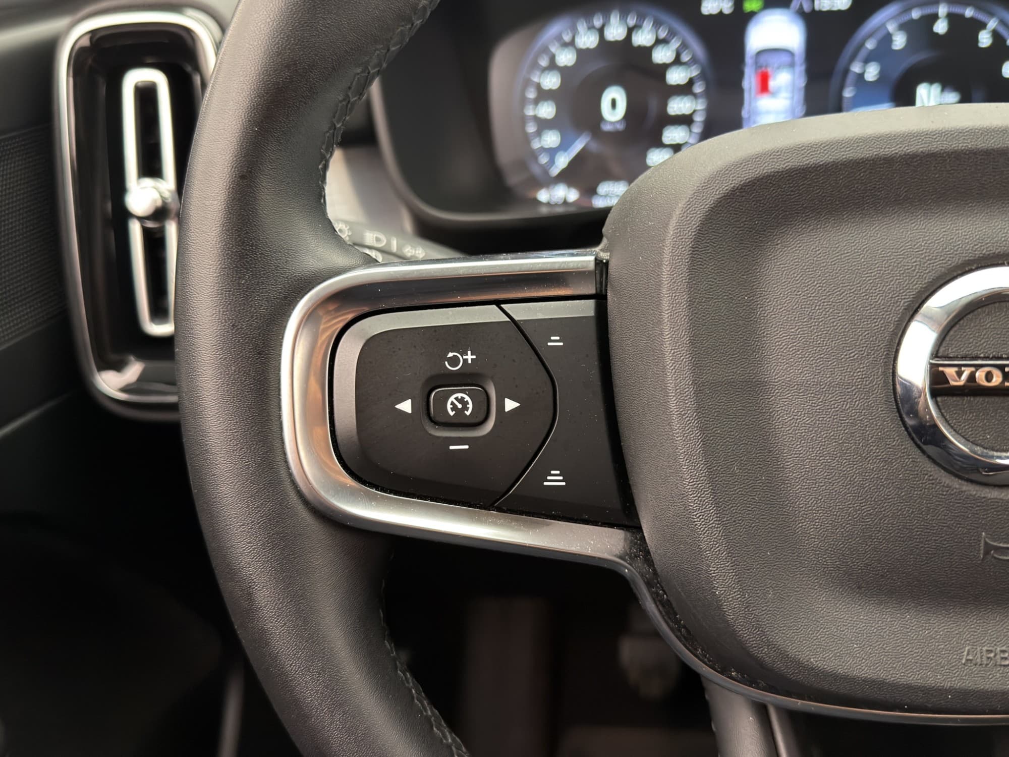 Volvo XC40 T2 129hk Momentum Värmare Adaptiv-Fart Dragkrok