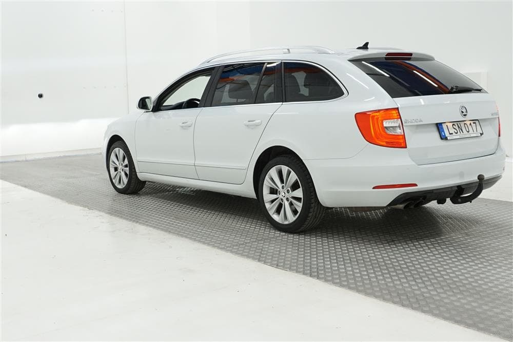 Skoda Superb 2.0 TDI 170hk Värmare Navi Drag 0,54l/milexteriör
