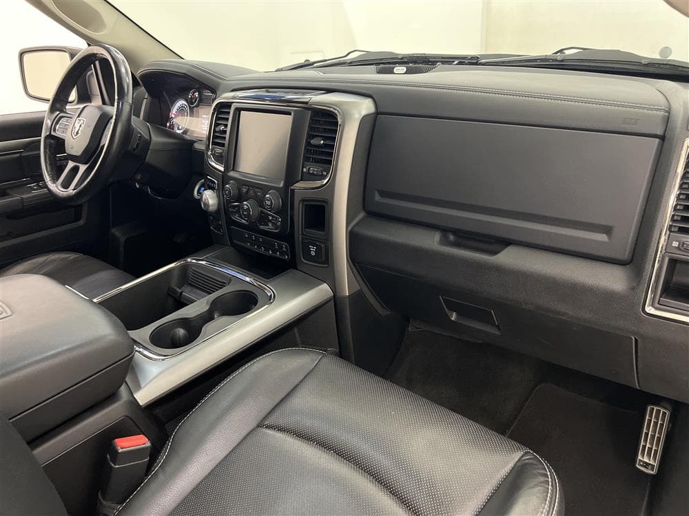 Dodge Ram Sport Black Edt 5.7 4WD 401hk Taklucka Kåpa interiör