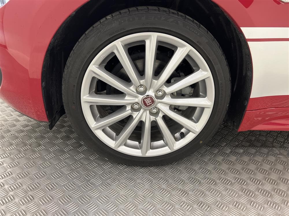 Fiat 124 Spider 1.4 Lounge 140hk GPS BOSE Kamera SV-såldinteriör