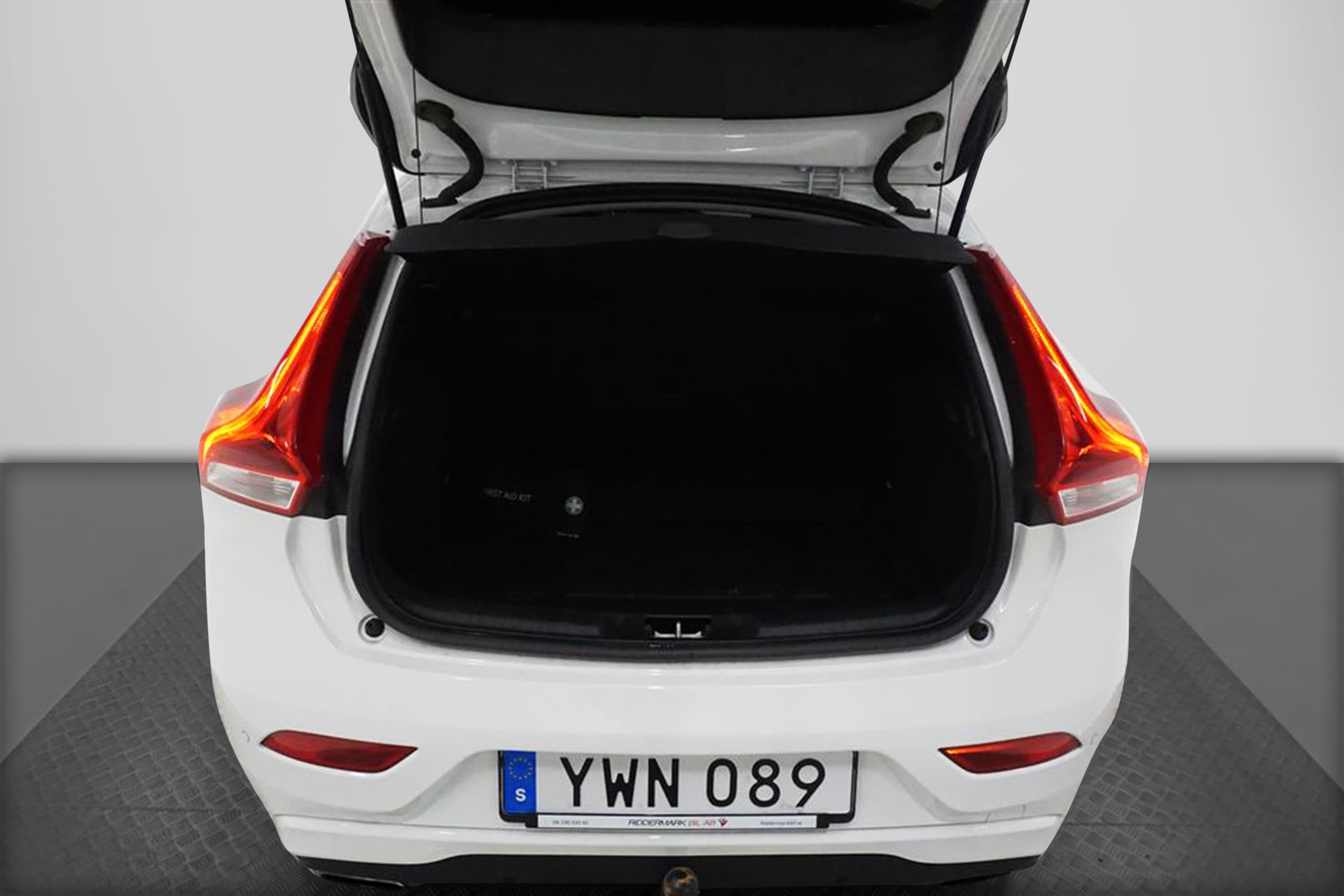 Volvo V40 T3 152hk  Voc Drag B-Värm Adaptiv Lane Assist PDC interiör