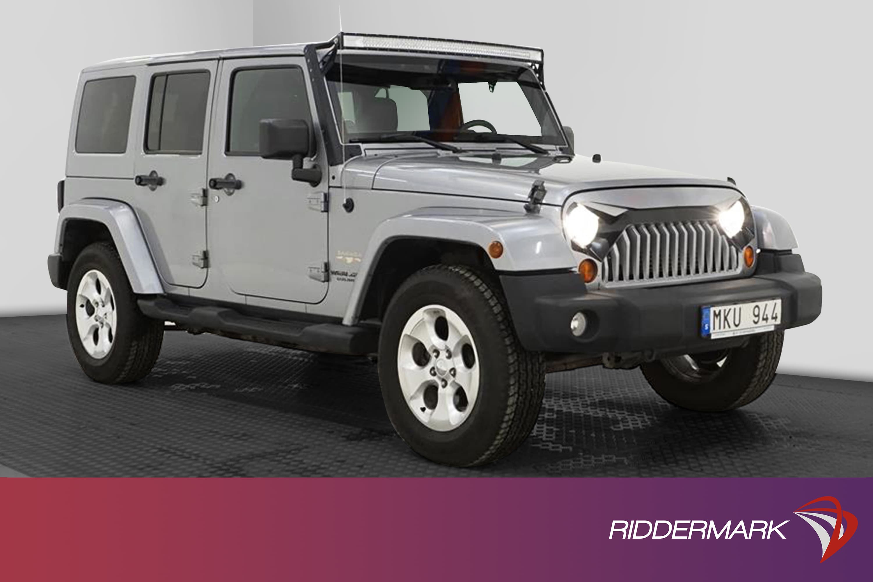 Jeep Wrangler 4WD Unlimited Sahara Edition Skinn Drag Naviexteriör