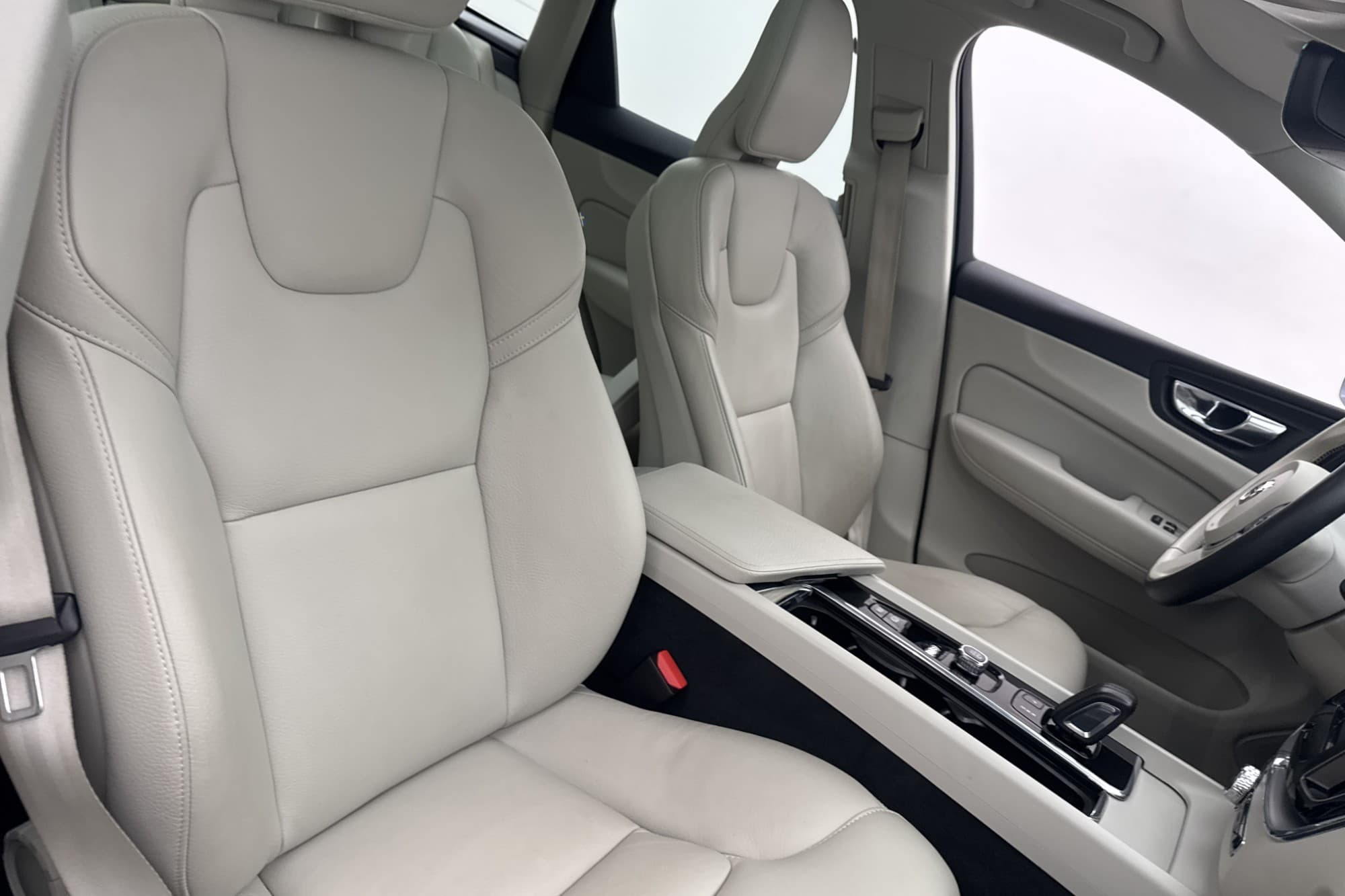 Volvo XC60 Recharge T8 AWD Momentum VOC Panorama Skinn MOMS