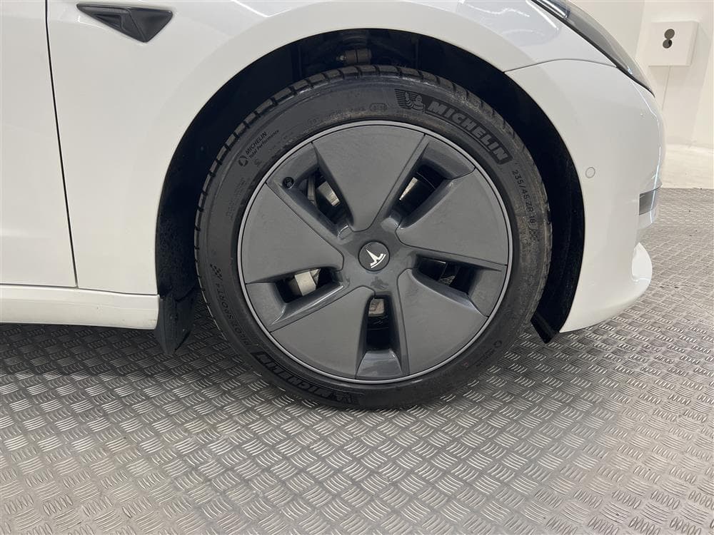Tesla Model 3 Long Range AWD 440hk Svensksåld Premiuminteriör