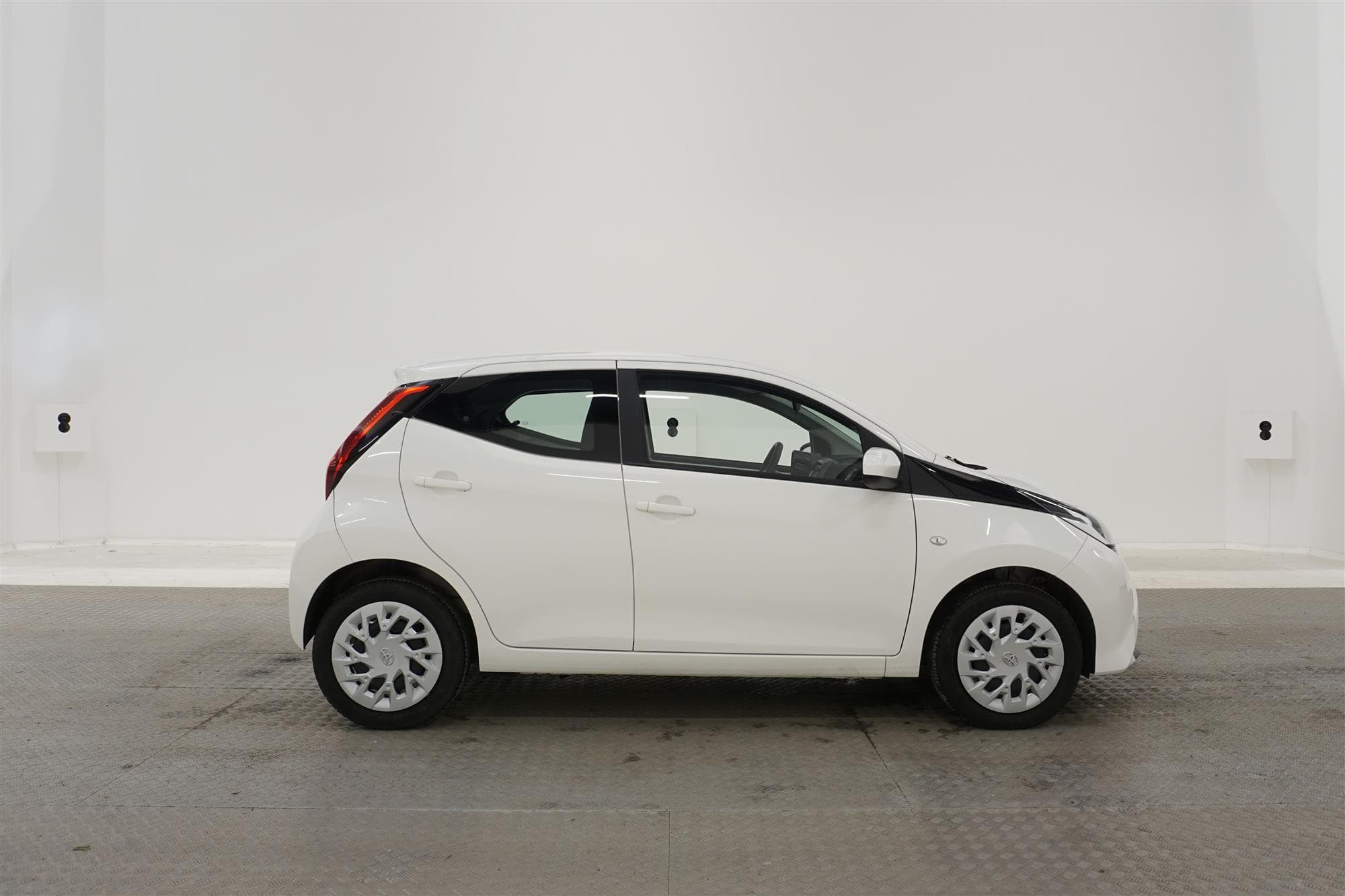Toyota Aygo 1.0 72hk B-Kamera L-Assist Låg Skatt 0,41L/mil