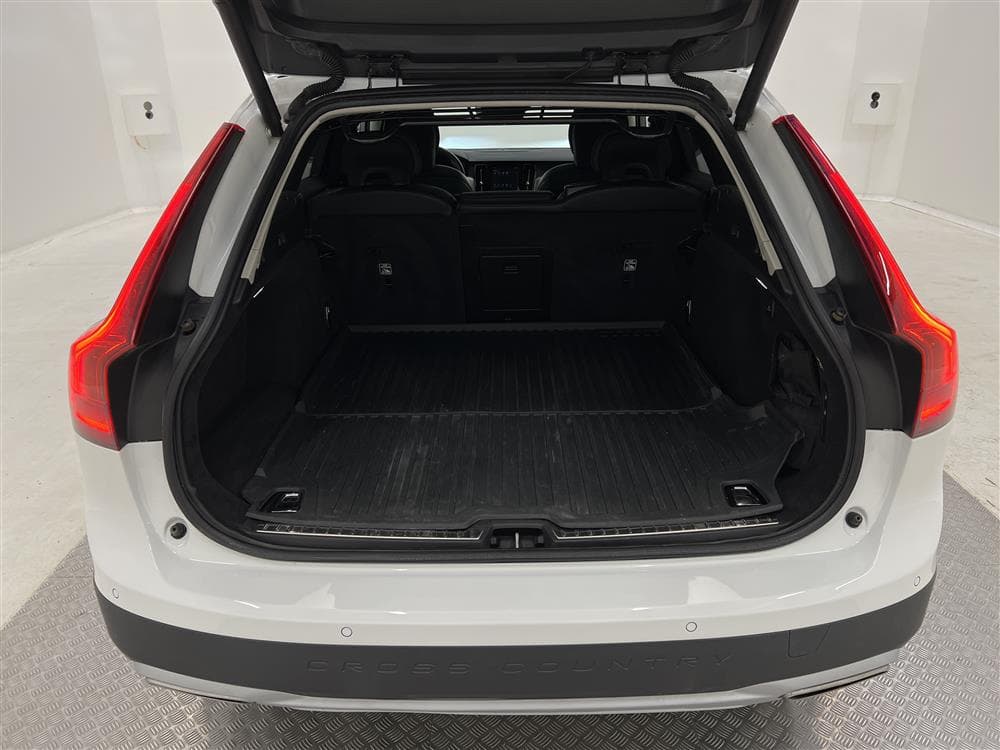 Volvo V90 D4 Cross Country AWD VOC D-värm Pano H/K Bkam Momsinteriör