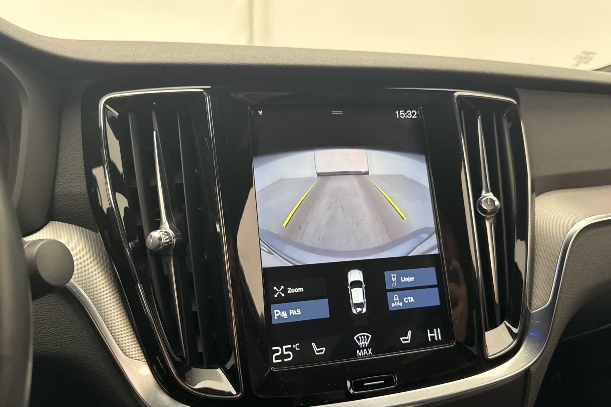 Volvo S60 T5 250hk R-Design VOC Värm H/K Kamera CarPlay Navi