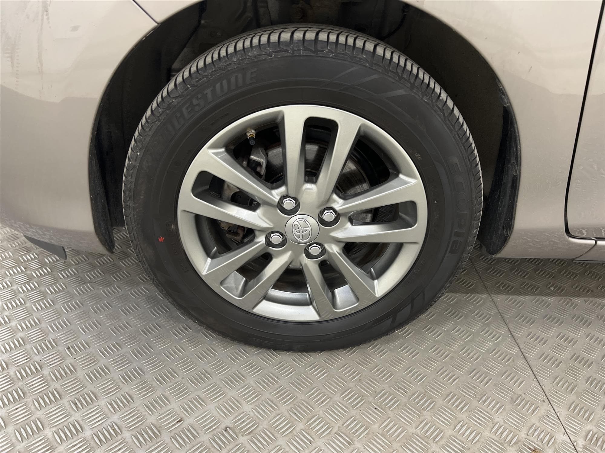 Toyota Yaris 1.33 99hk B-Kamera 426kr Skatt 0,49L/mil