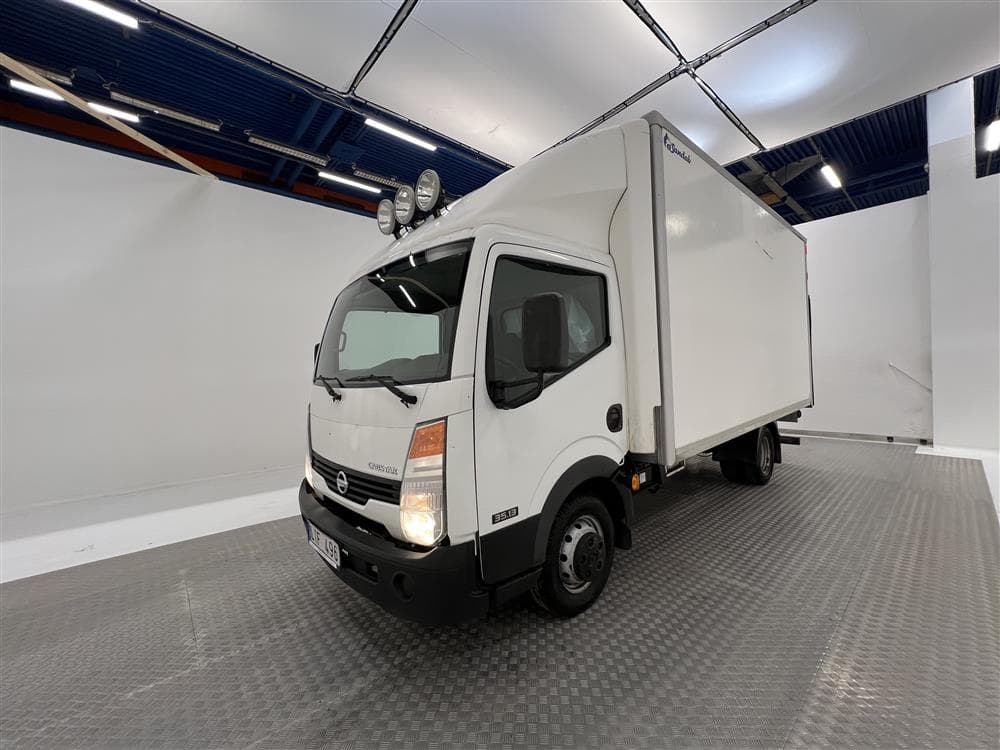 Nissan Cabstar F24 2.5 Bakgavellyft Sidodörr Moms 
