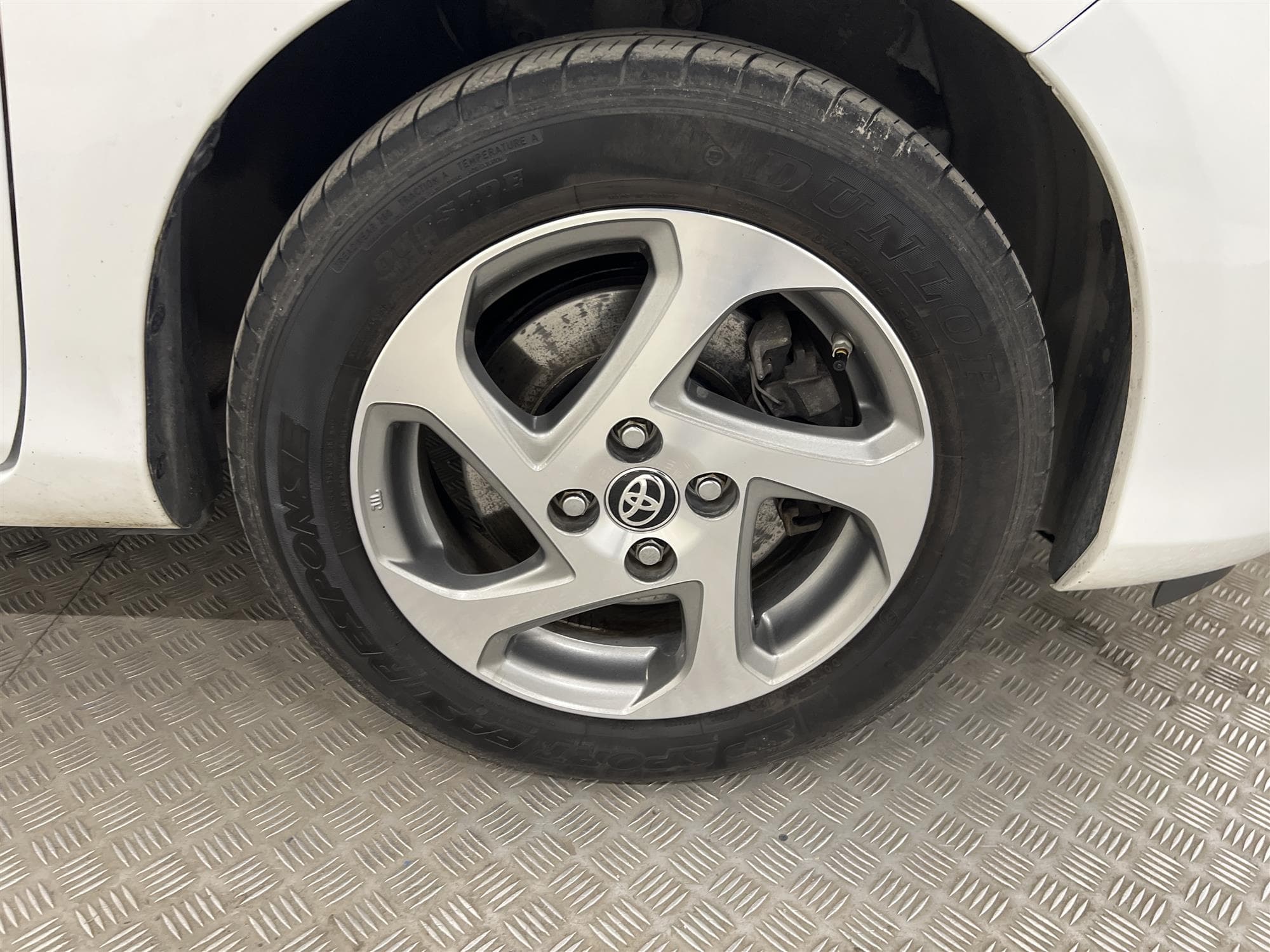 Toyota Yaris Hybrid e-CVT 101hk 2 Brukare B-Kam 360kr Skatt