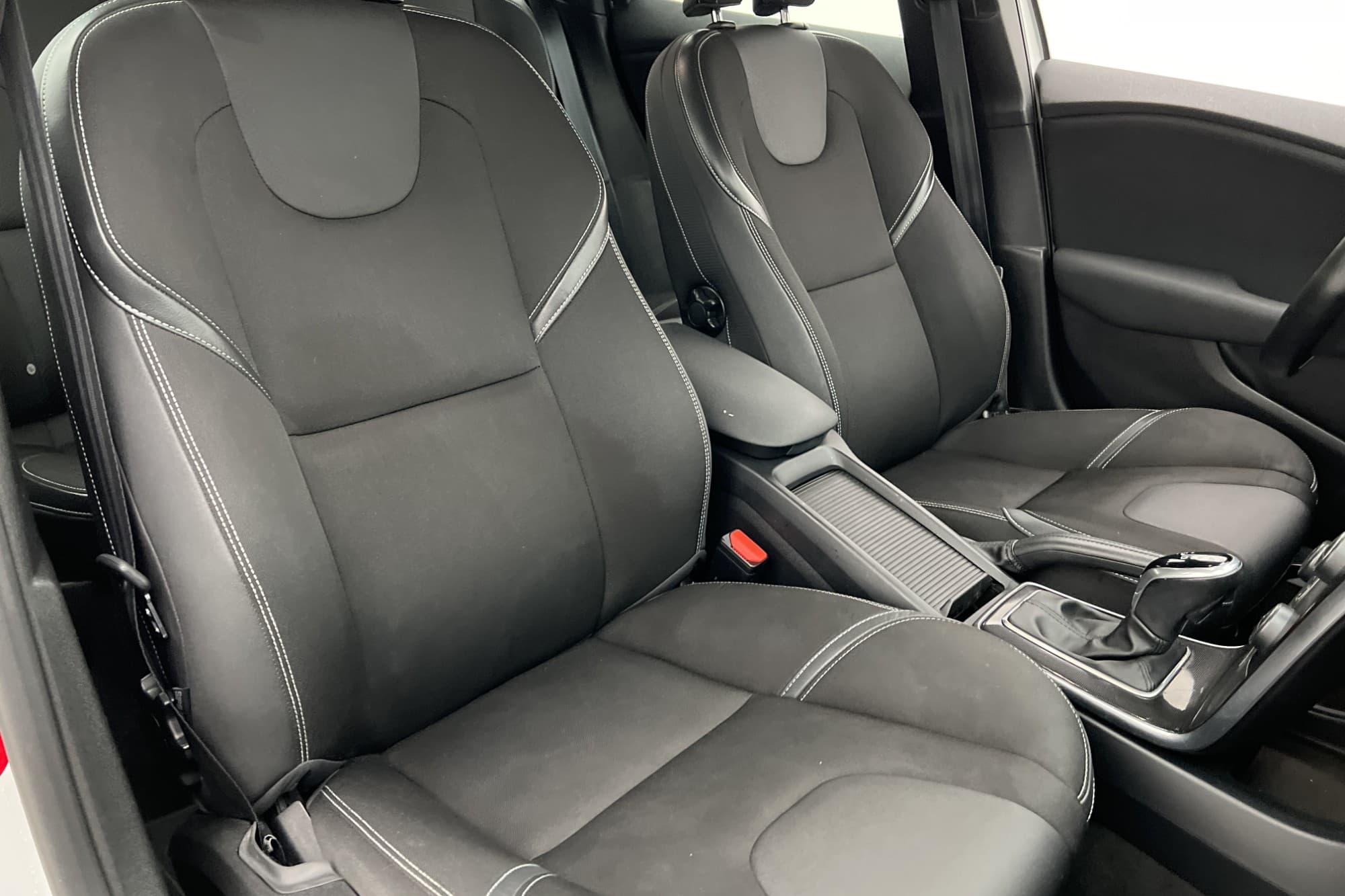 Volvo V40 D3 150hk Momentum VOC D-Värmare Sensorer Halvskinn