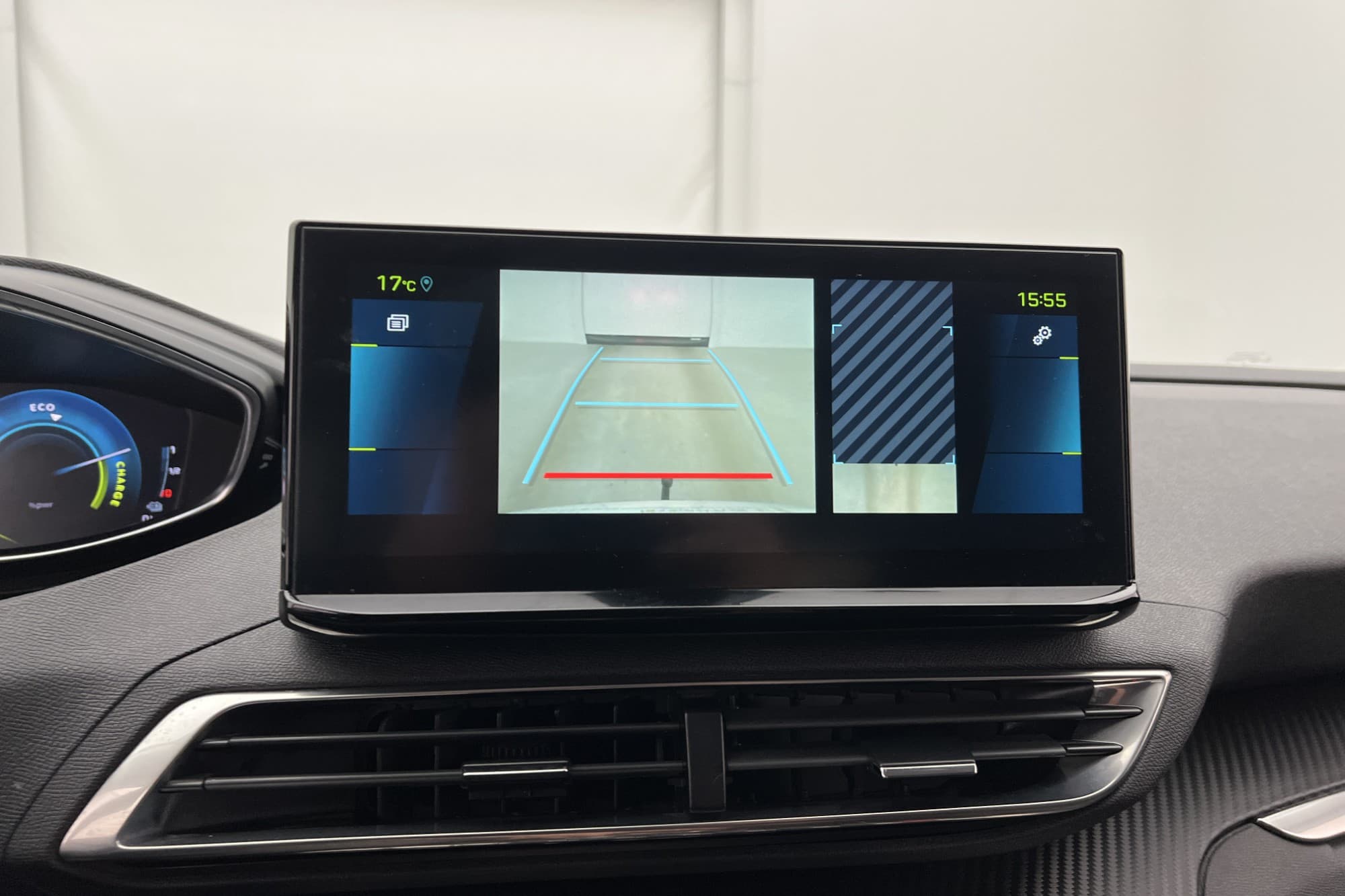 Peugeot 3008 HYBRID Plug-in 225hk Allure Kamera Drag MOMS