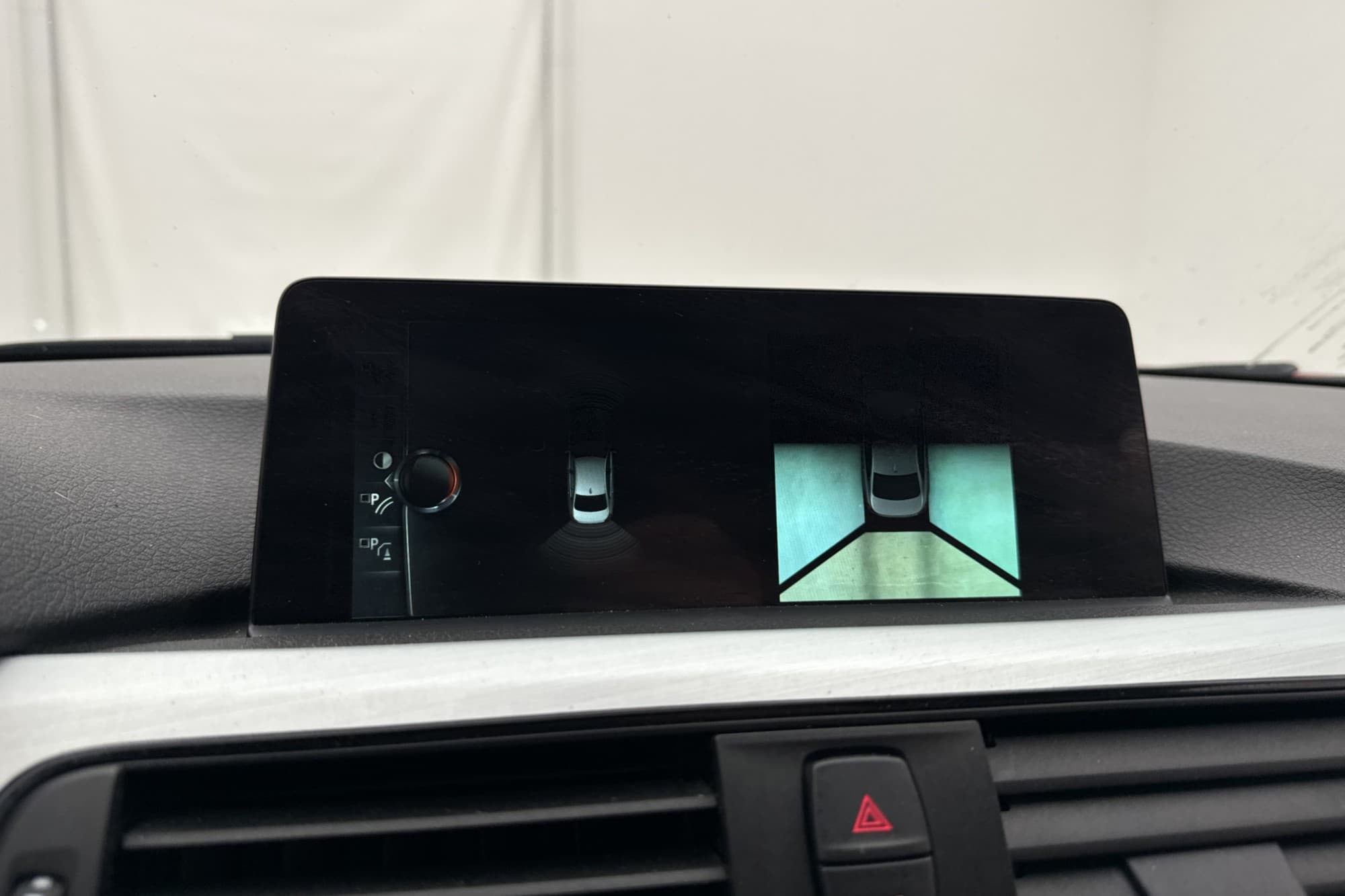 BMW 330e 252hk Luxury Line Surround Navi Skinn Adap-LED