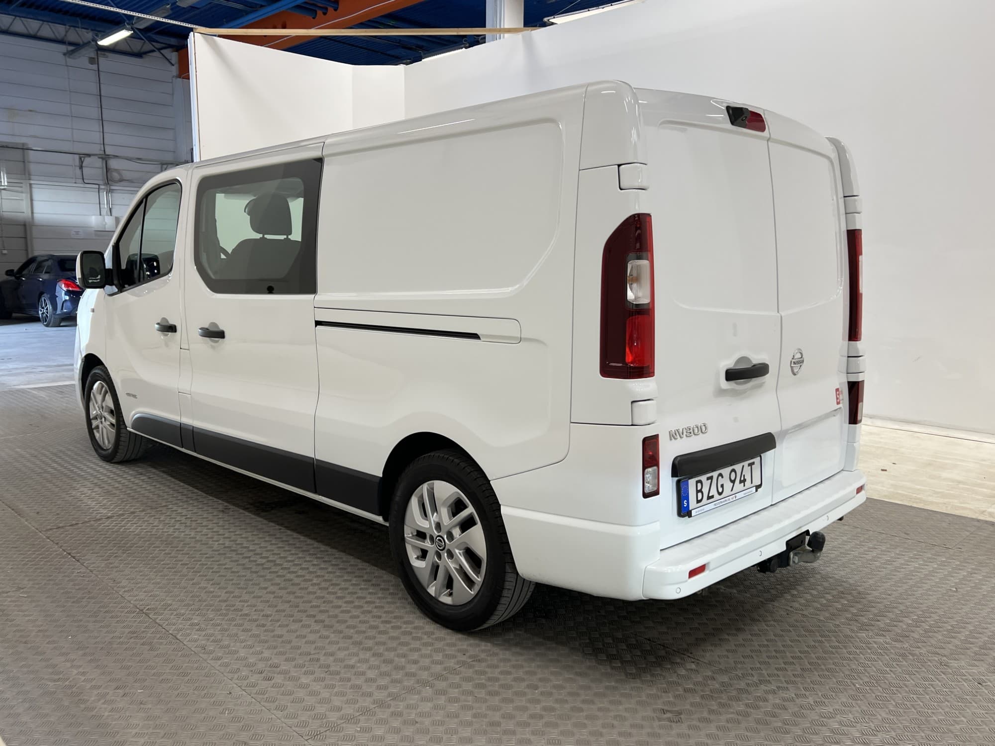 Nissan NV300 CrewVan L2 145hk Värmare Dragkrok 6-Sits Moms