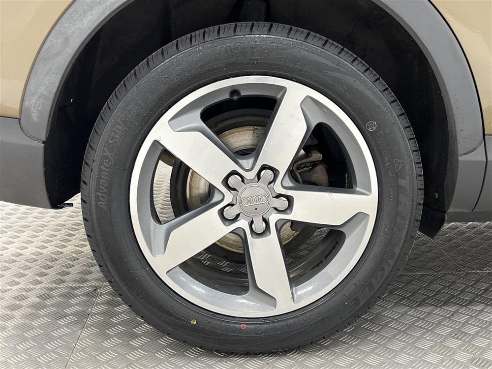 Audi Q3 2.0 TDI Quattro 140hk Pano Skinn Navi 0,57l/milinteriör