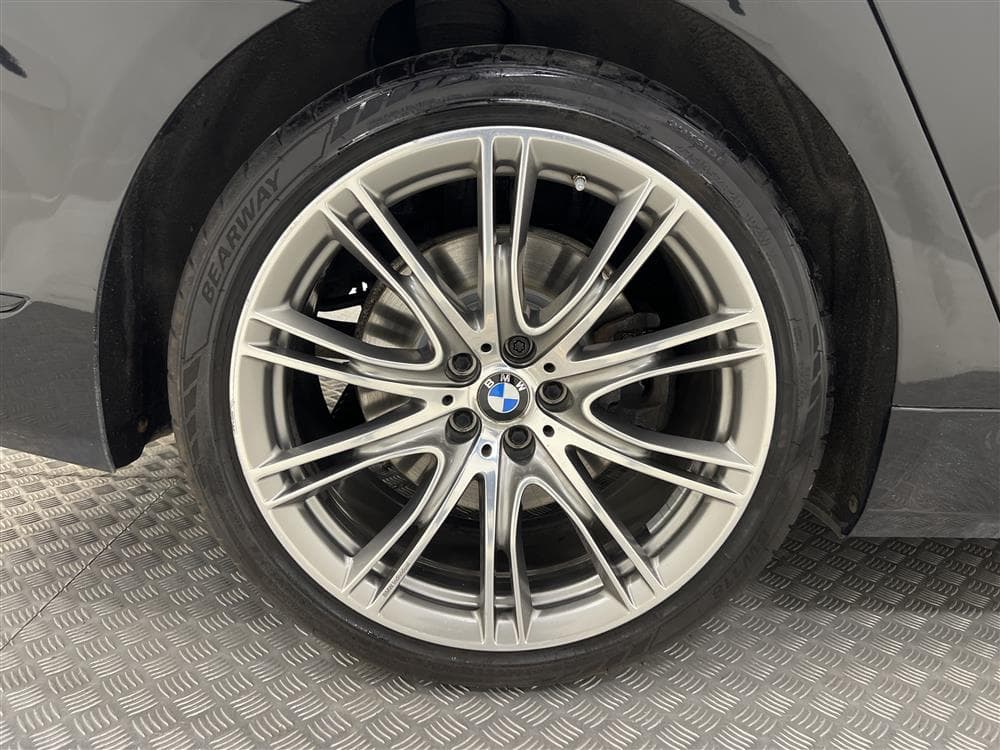 BMW 730d xDrive 265hk D-värm Skinn HiFi Navi Luftfjädringinteriör