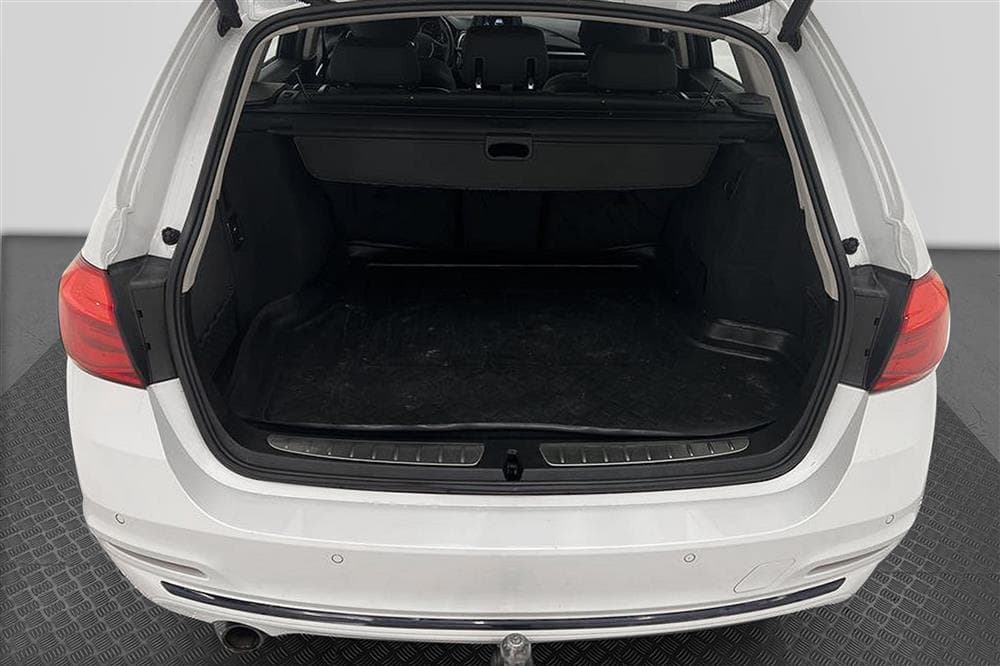 BMW 318d Touring 150hk PDC Hifi 0,39L/milinteriör