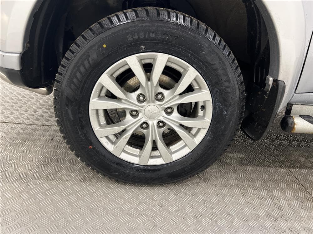 Mitsubishi L200 2.5 DI-D Aut 178hk Drag Kåpa interiör