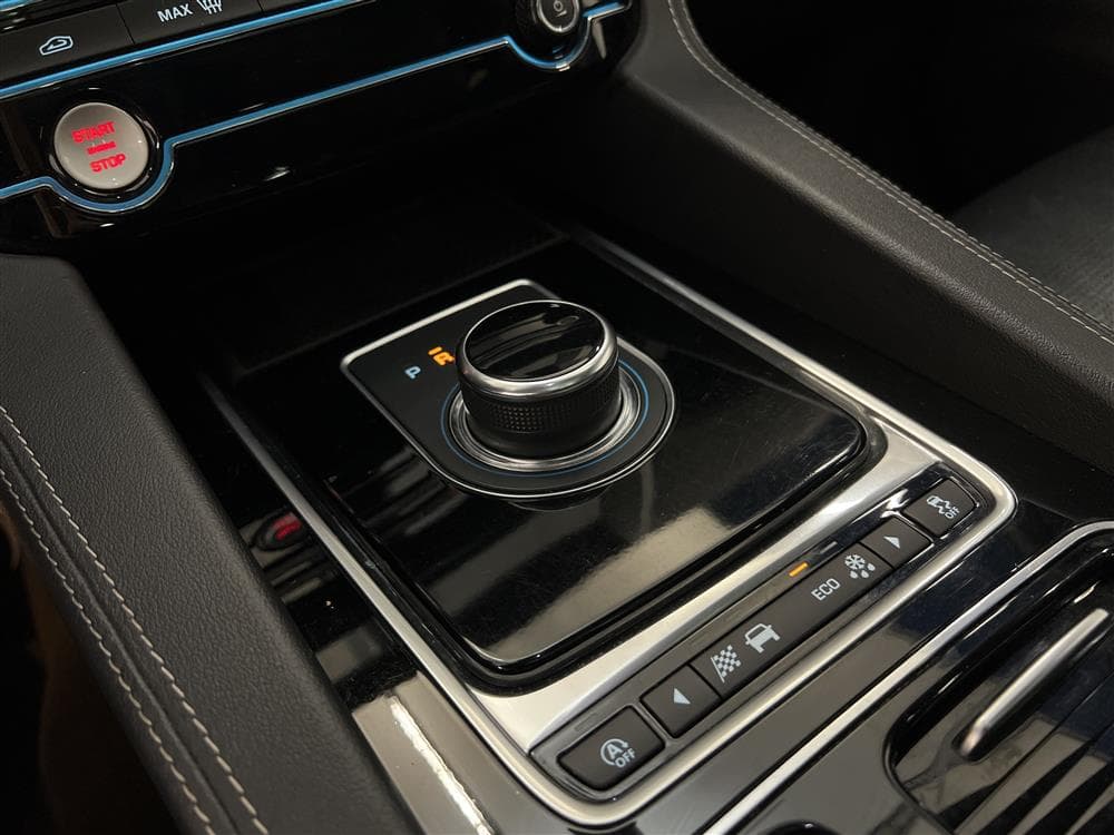 Jaguar F-Pace 2.0D AWD 180hk R-Sport Pano Cockpit Navi Skinn