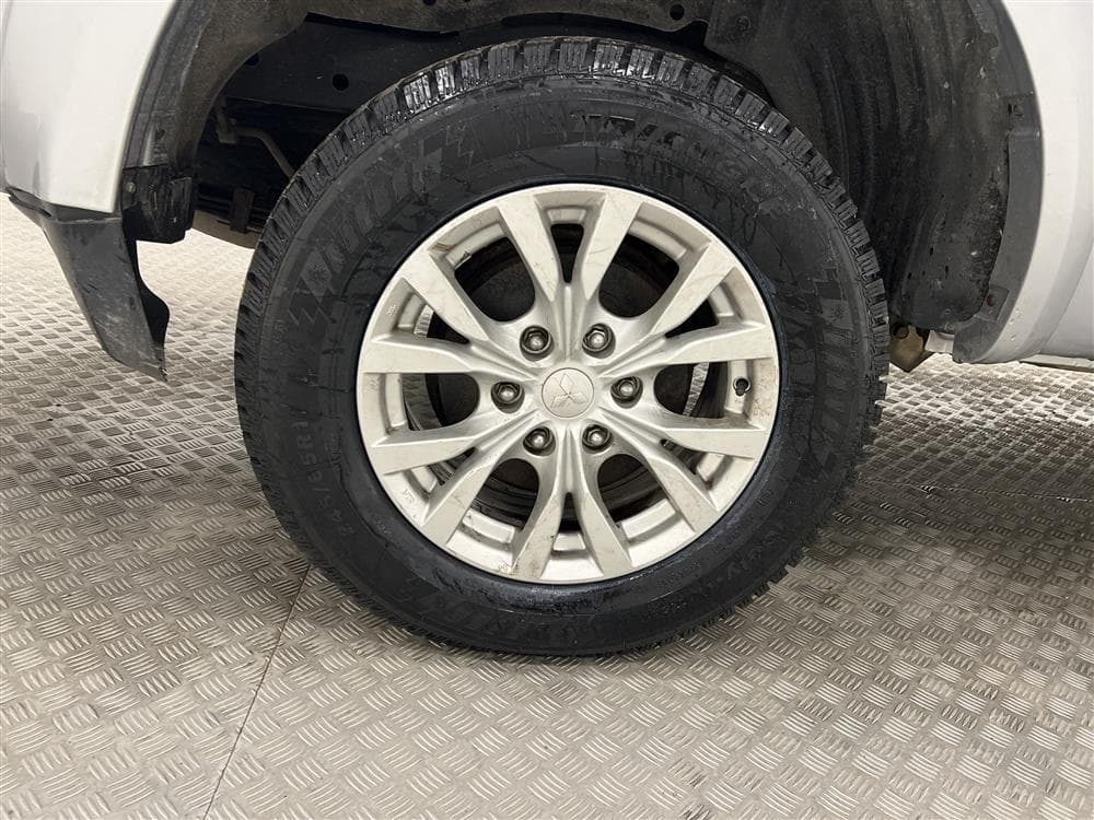Mitsubishi L200 2.5 DI-D Aut 178hk Drag Kåpa interiör