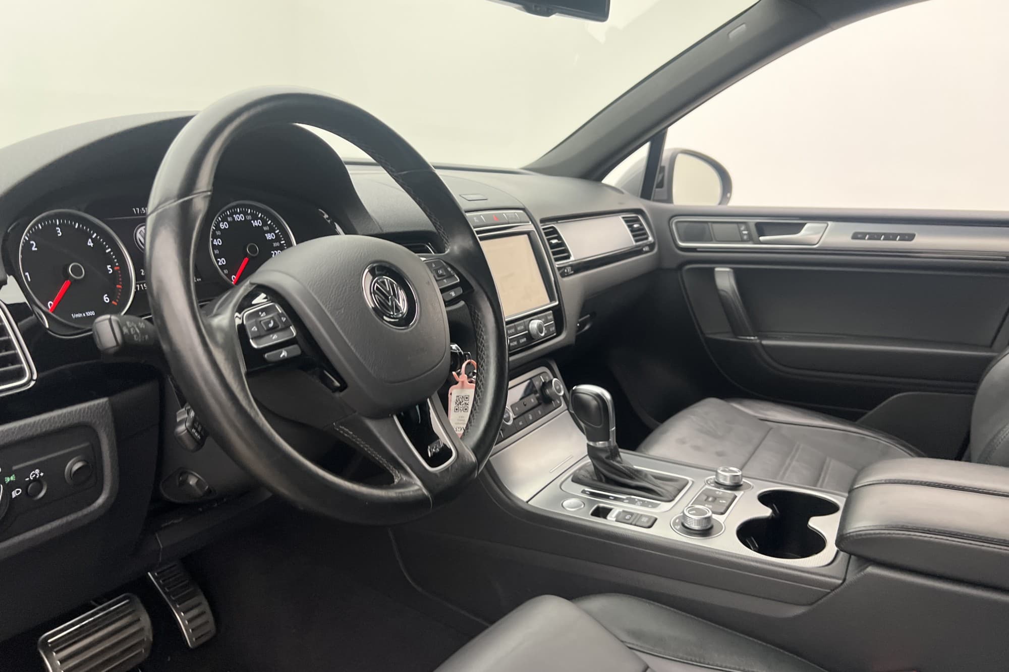 Volkswagen Touareg V8 340hk 4M R-Line Läder 360K Luft Värm