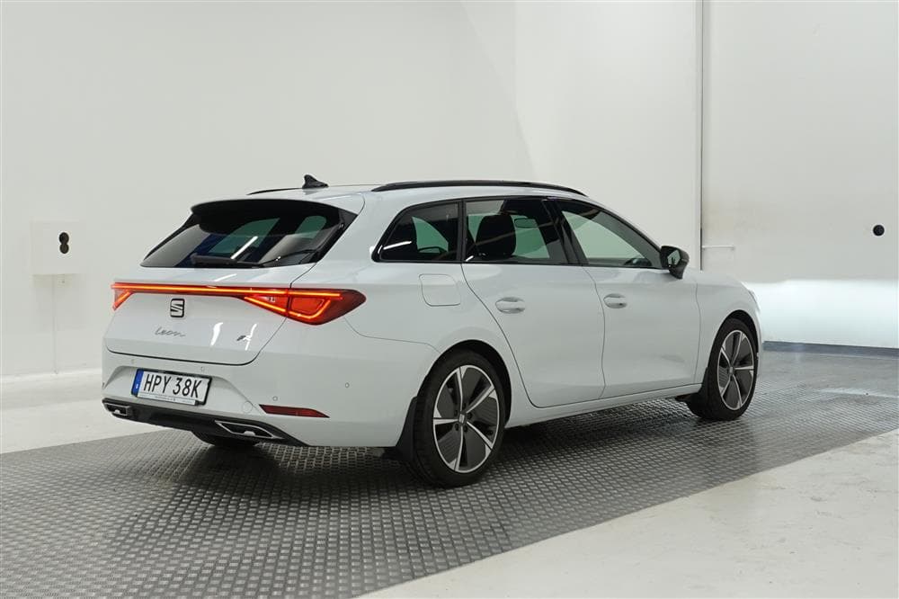SEAT Leon FR 2.0 TSI 190hk Cockpit Panorama B-kamera Skinnexteriör